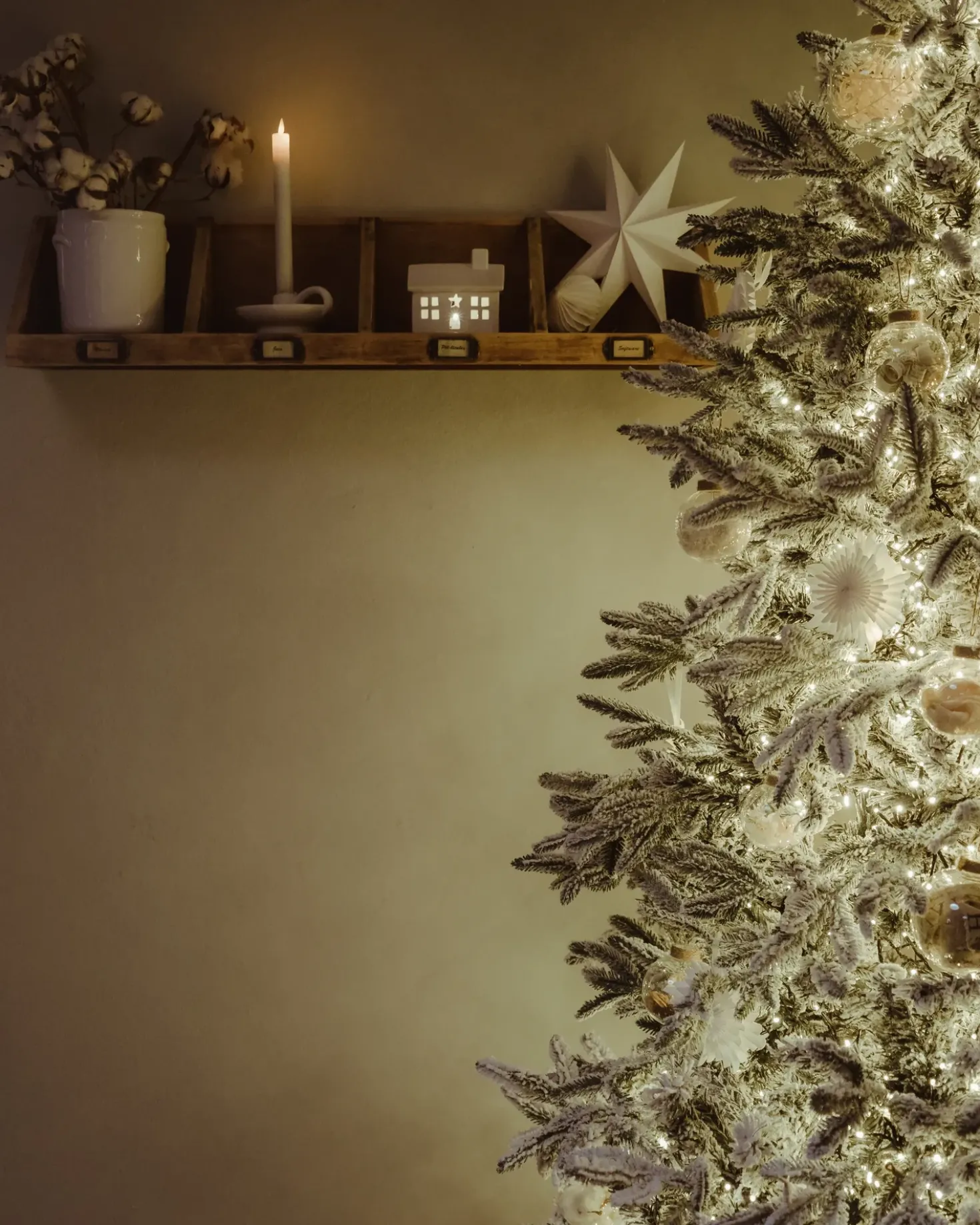 Albero natalizio innevato BASSIE 210 cm Bianco