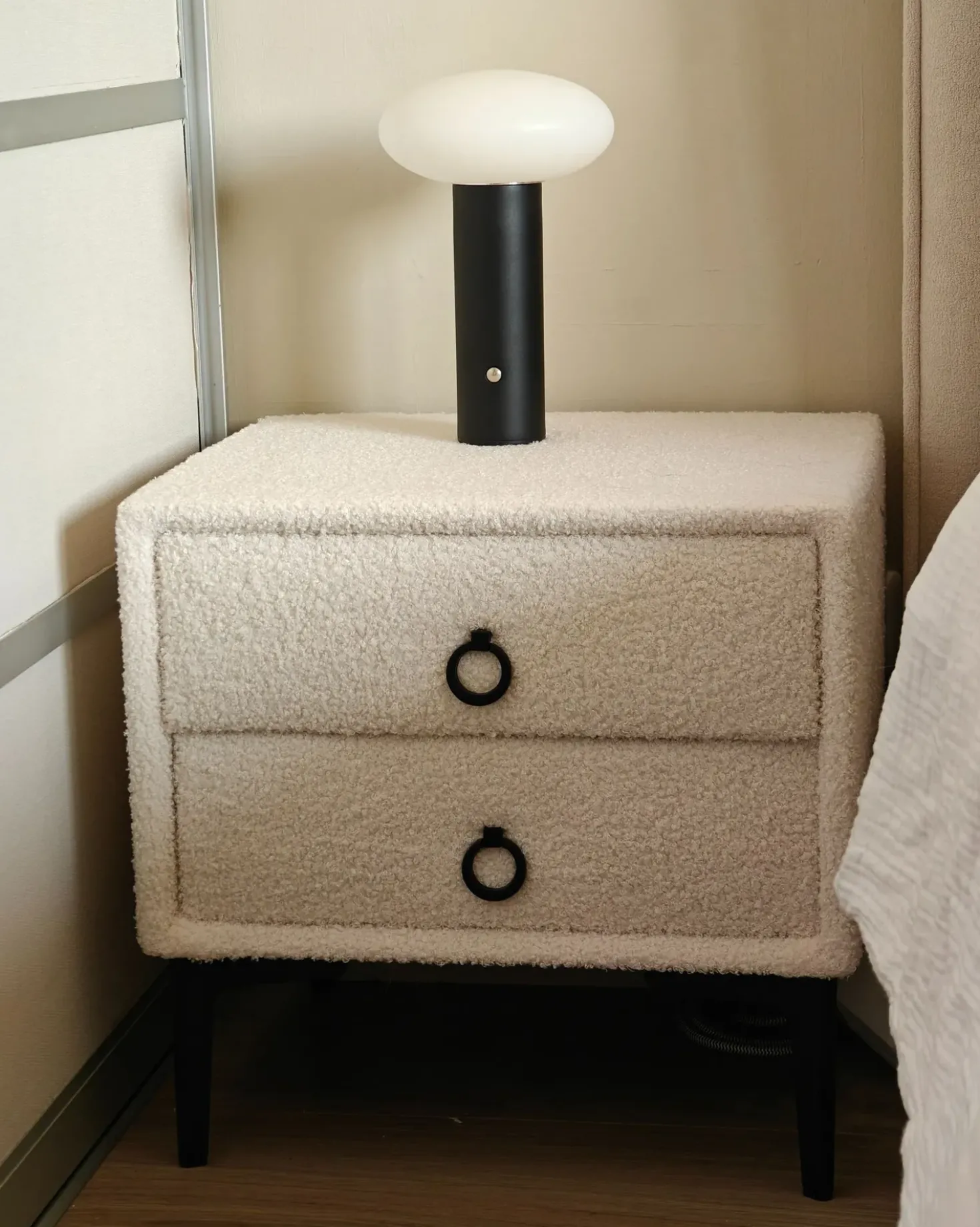 Comodino 2 cassetti SEZANNE Bouclé Bianco sporco