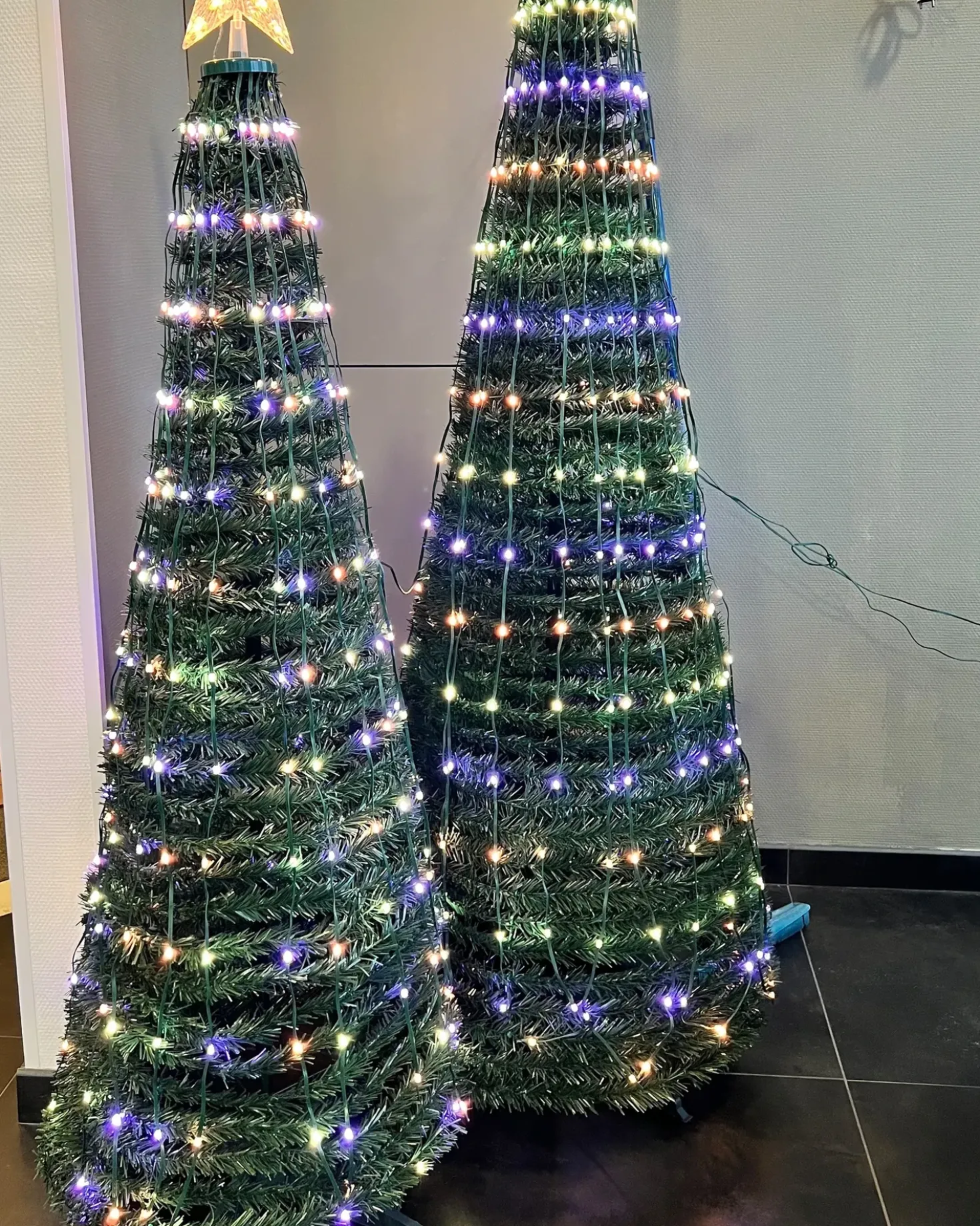 Decorazione natalizia a pavimento Smart LED con App SAARLOQ Albero di Natale 160 cm Verde