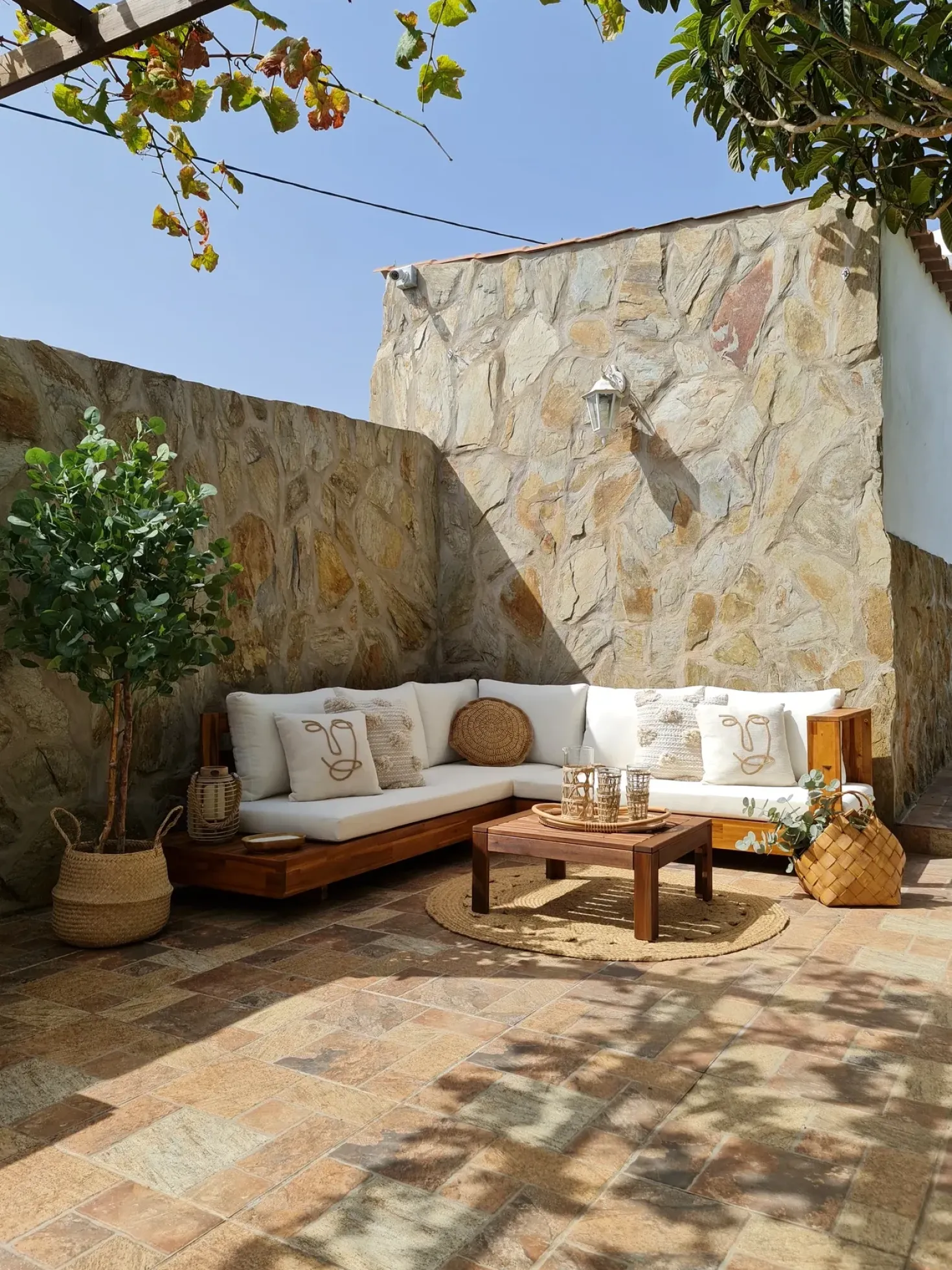 Divano angolare da giardino 5 posti MARETTIMO Lato destro Legno di acacia certificato Marrone