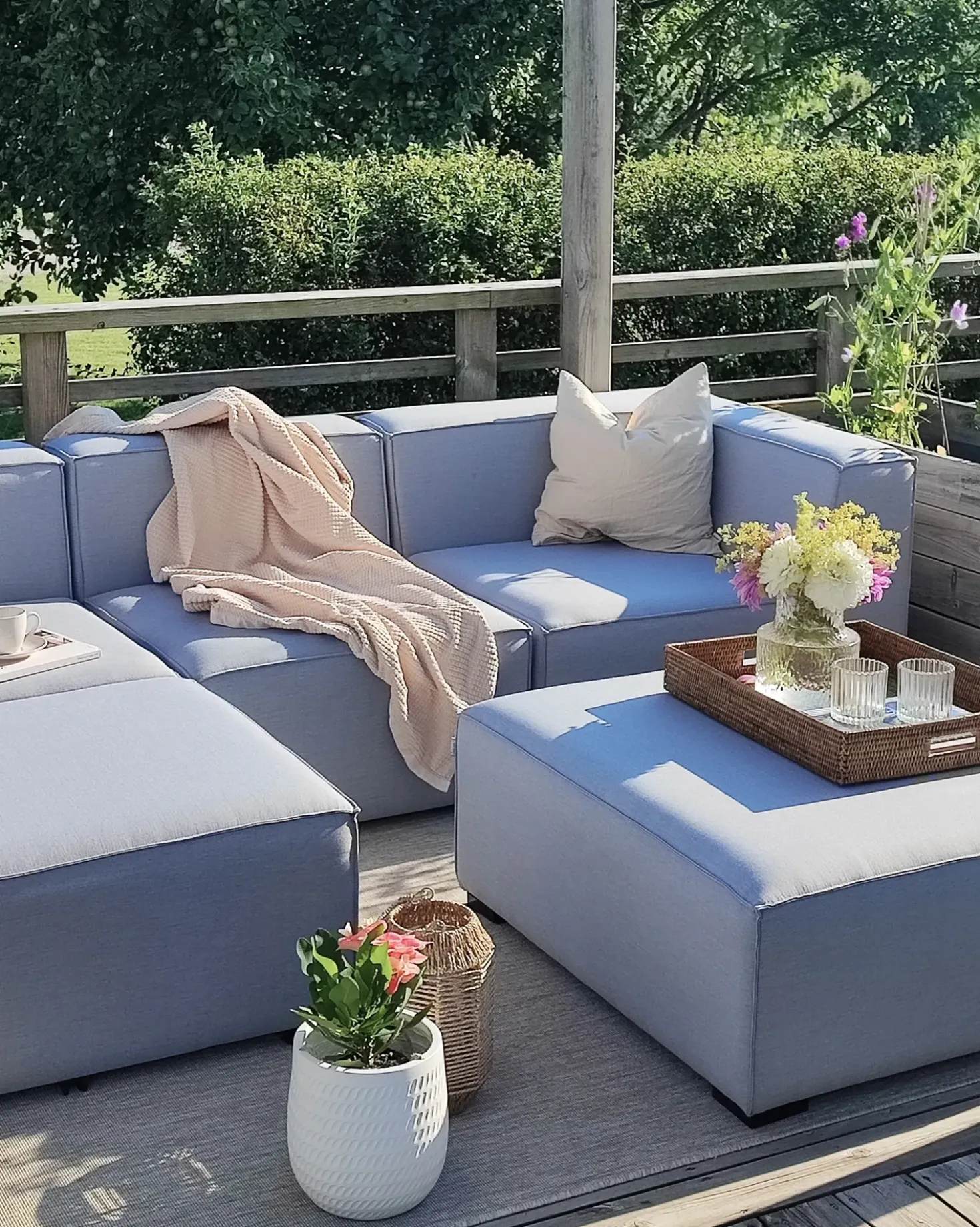 Divano da giardino con pouf 4 posti AREZZO Modulare Grigio chiaro