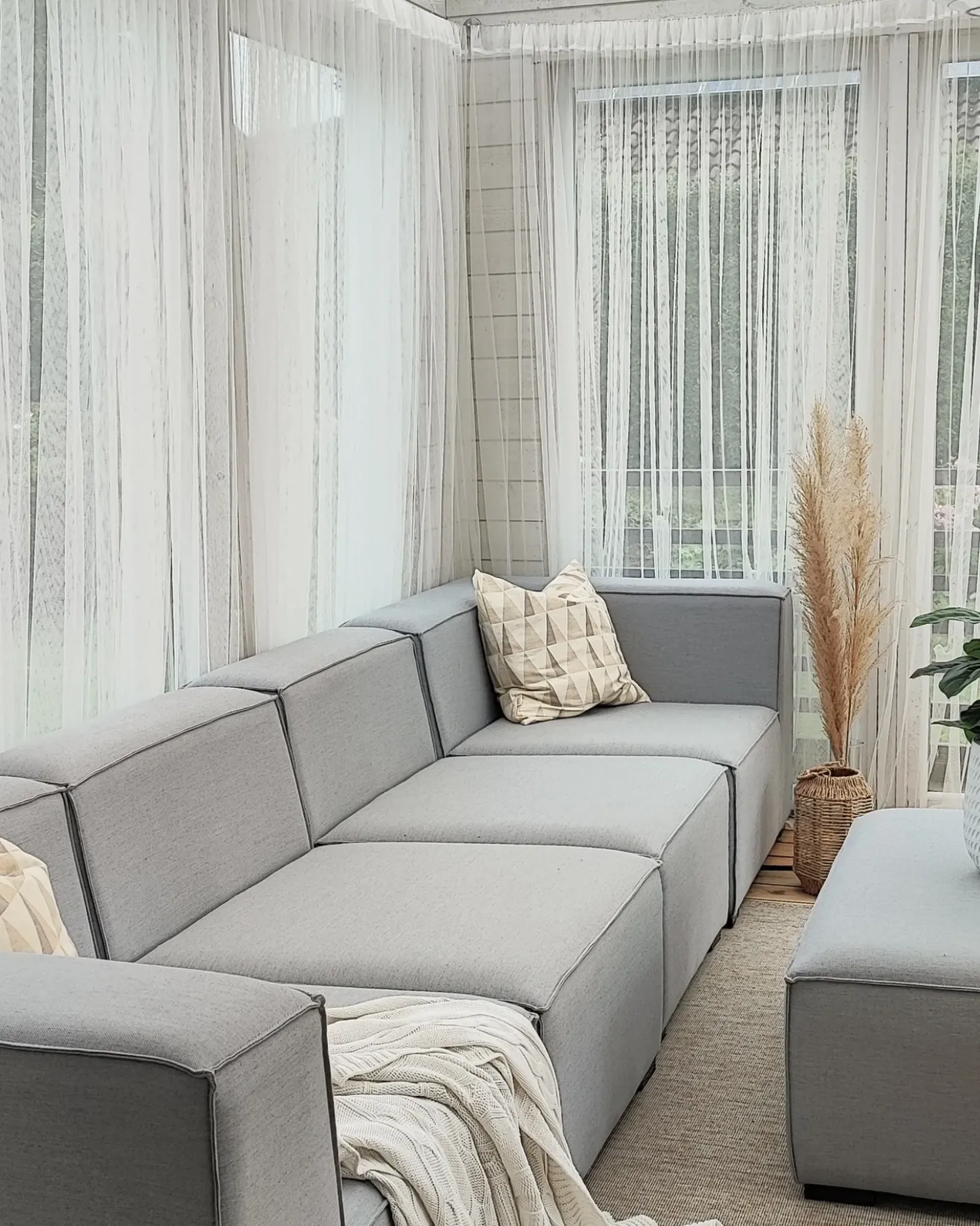 Divano da giardino con pouf 4 posti AREZZO Modulare Grigio chiaro
