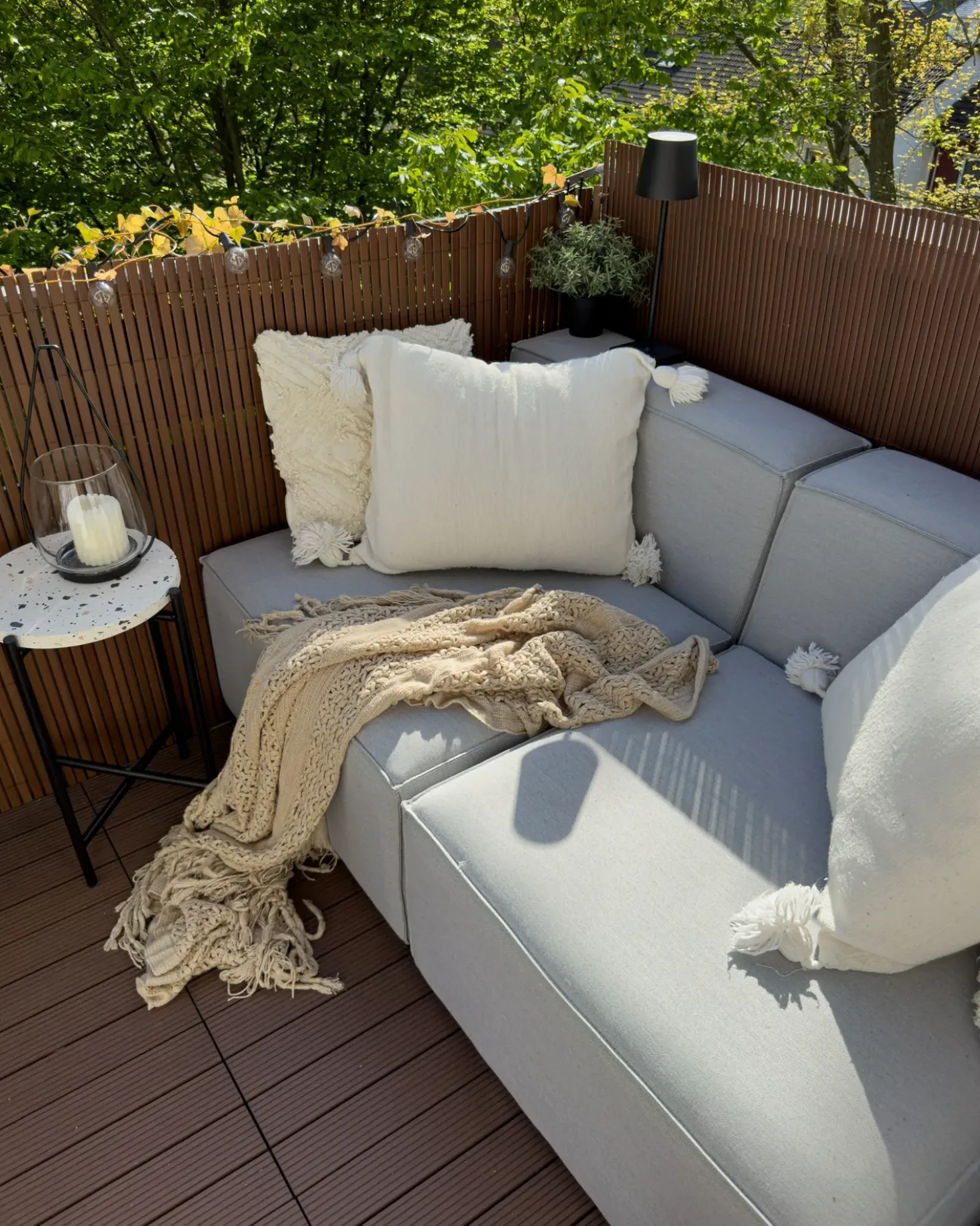 Divano da giardino con pouf 4 posti AREZZO Modulare Grigio chiaro