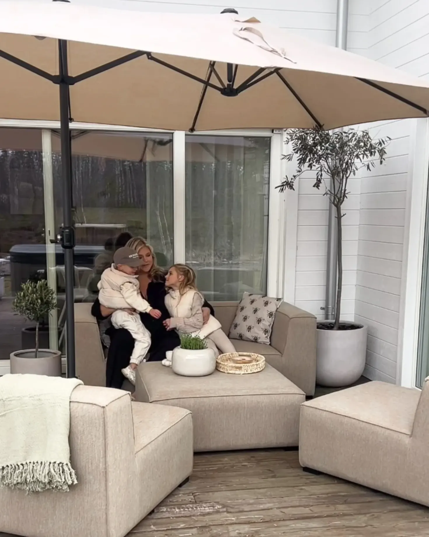 Divano da giardino con pouf 4 posti AREZZO Modulare Beige