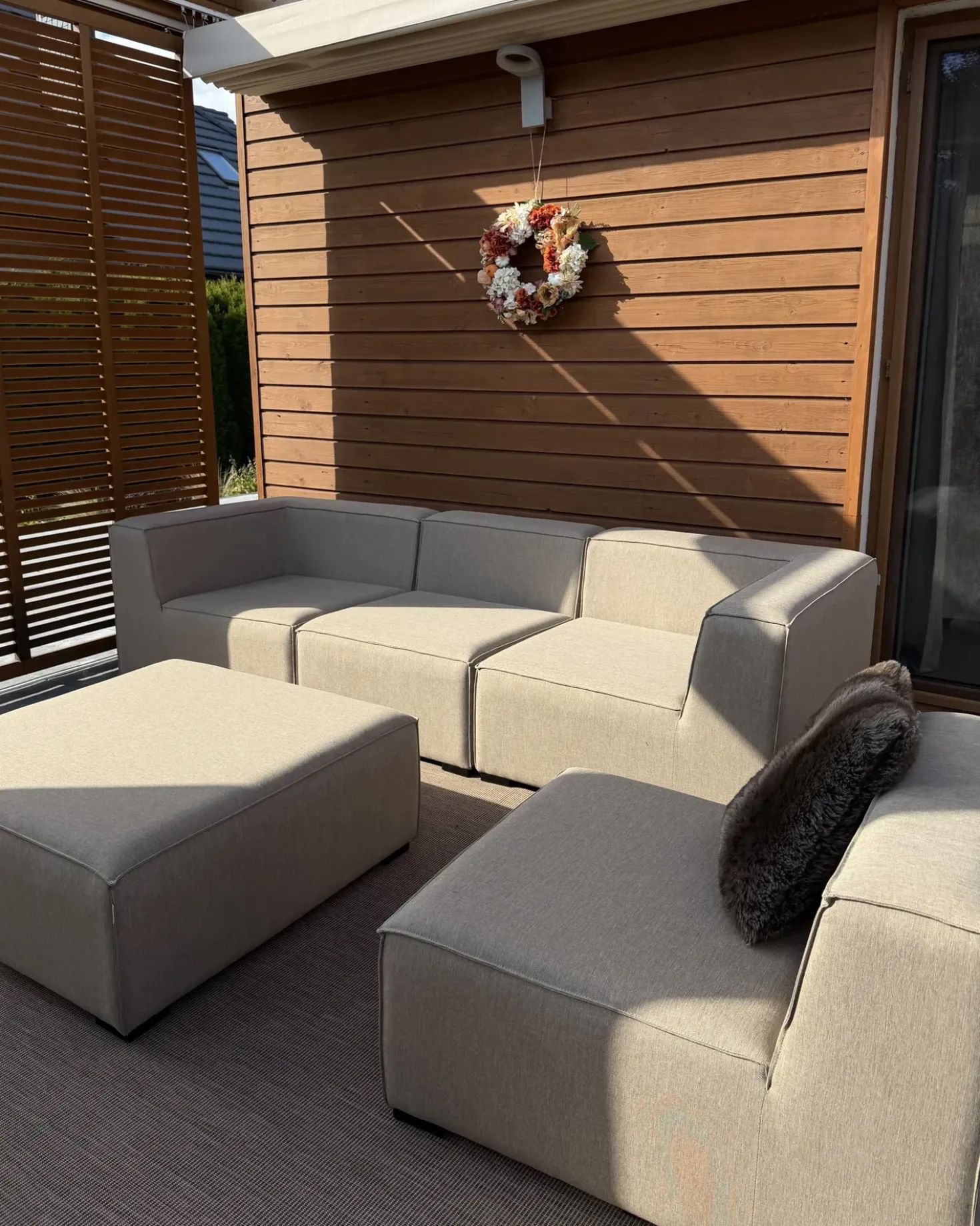 Divano da giardino con pouf 4 posti AREZZO Modulare Beige