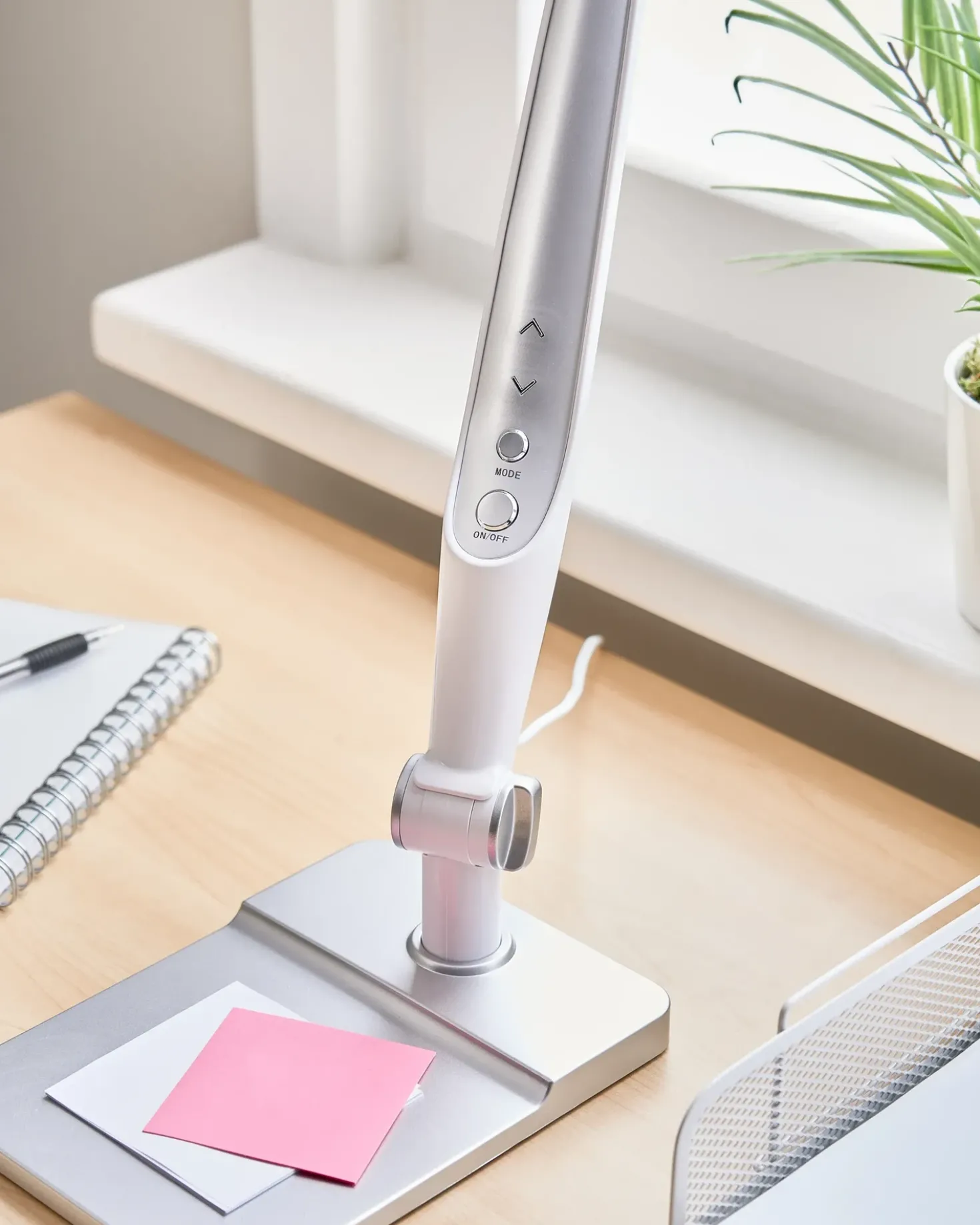 Lampada da scrivania a LED PEGASI con dimmer Argento