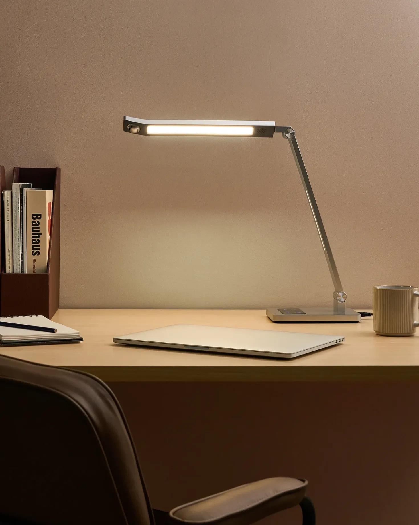 Lampada da scrivania a LED LEPUS con sensore di movimento Argento