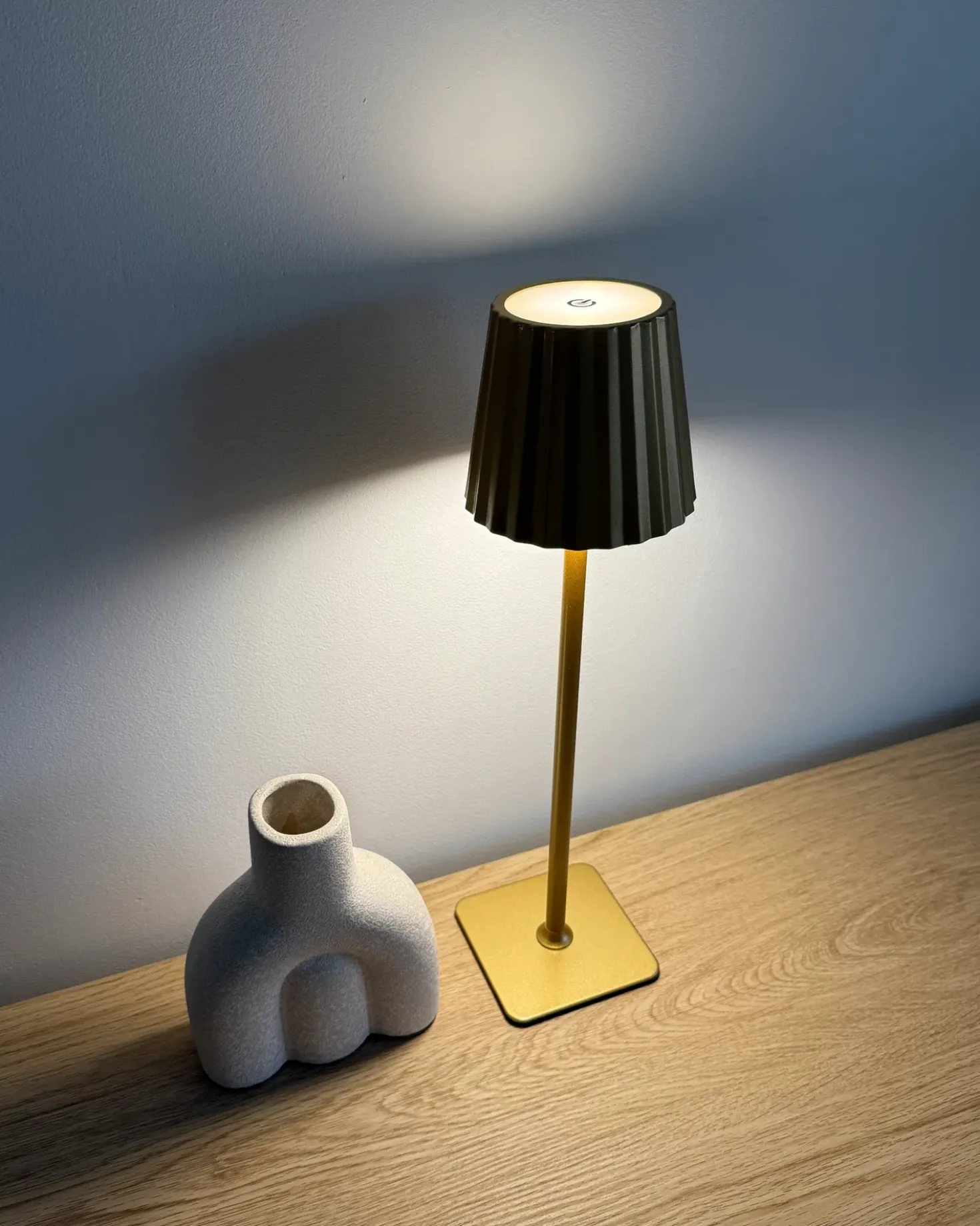 Lampada da tavolo senza fili a LED ABARO con dimmer Metallo Oro