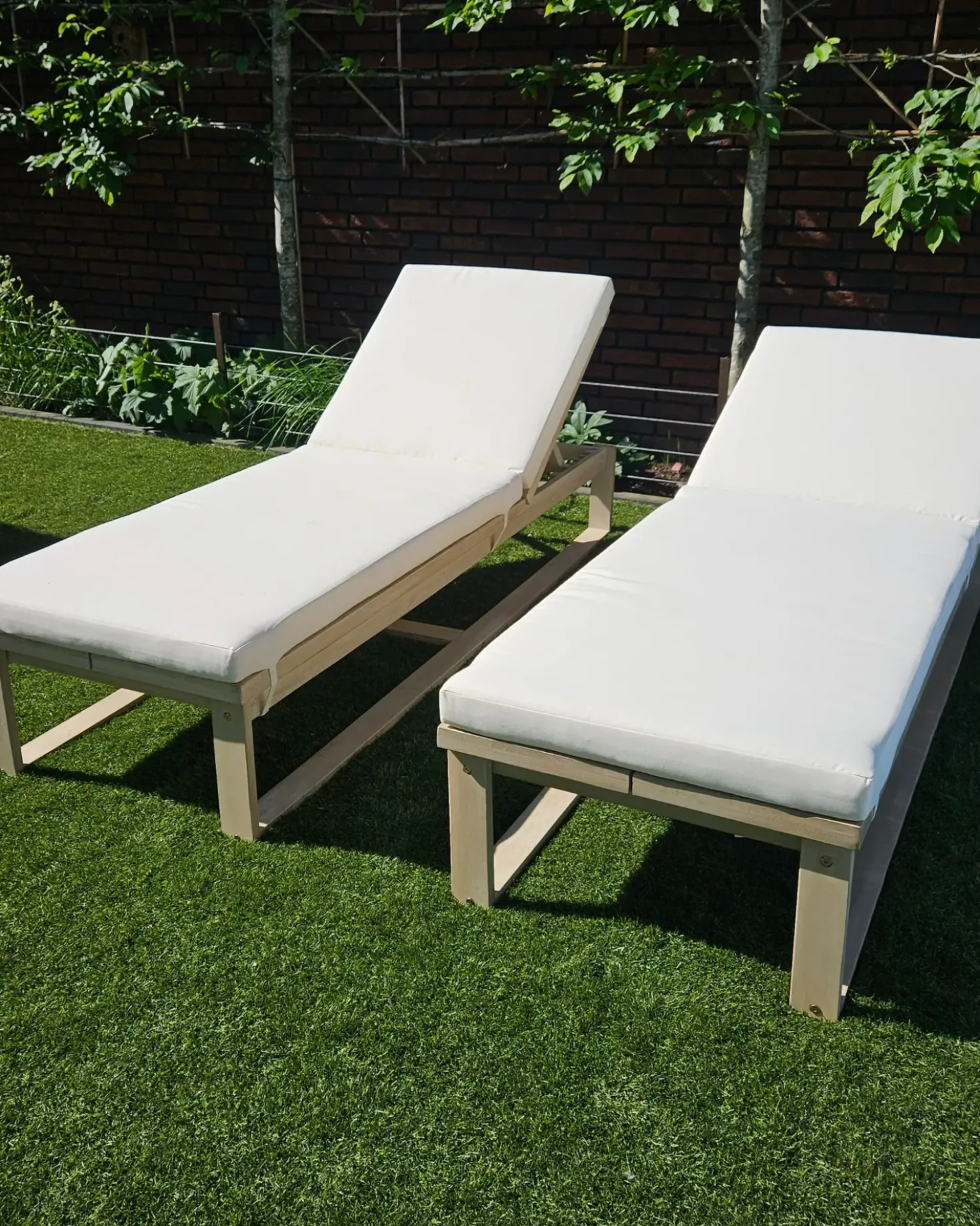 Lettino Prendisole con Cuscino AZZANELLO Legno d'acacia Bianco sporco