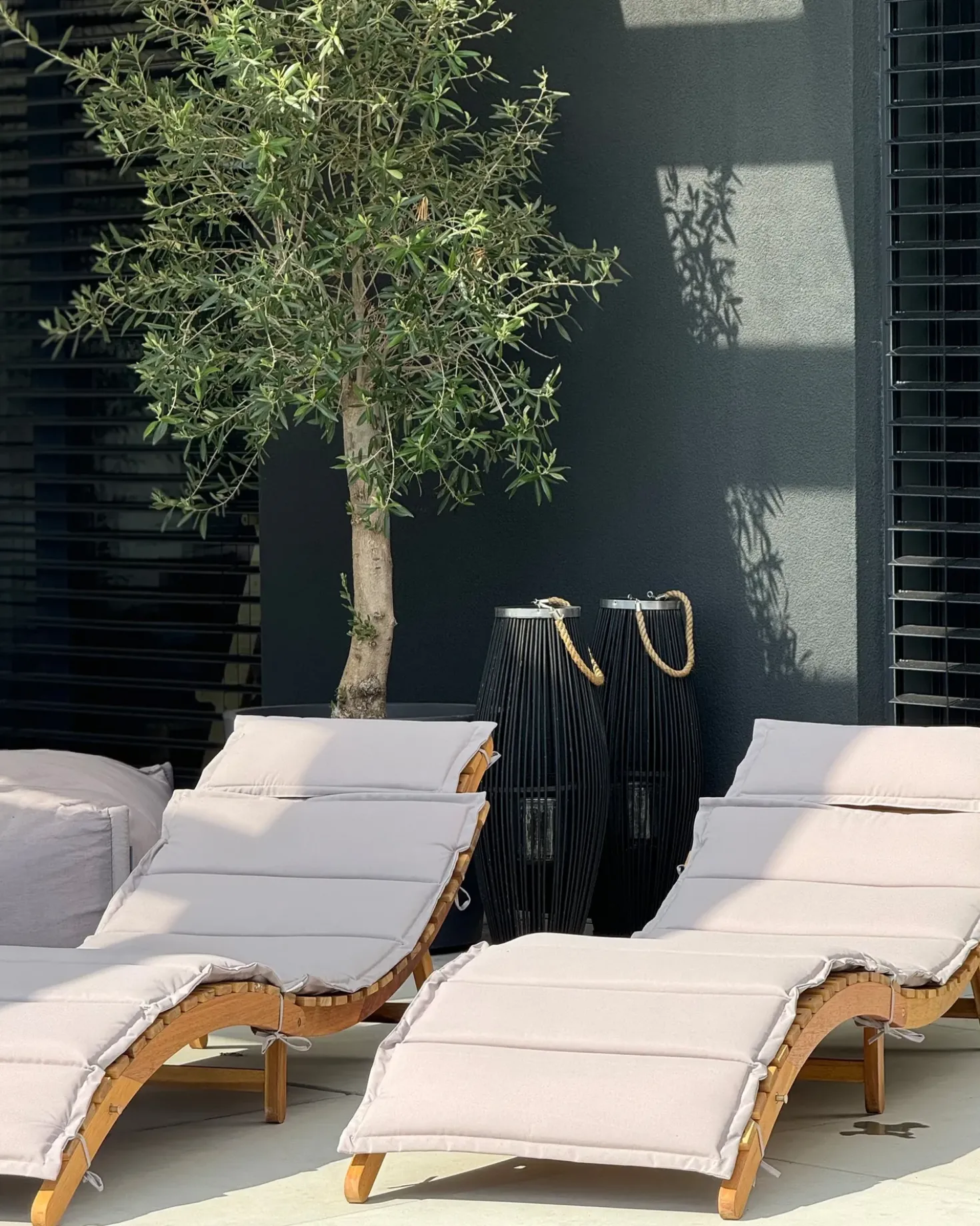 Lettino Prendisole con Cuscino LUINO Legno d'acacia Bianco sporco