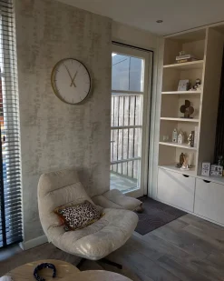 Poltrona girevole TOVIK con poggiapiedi Ciniglia Beige chiaro