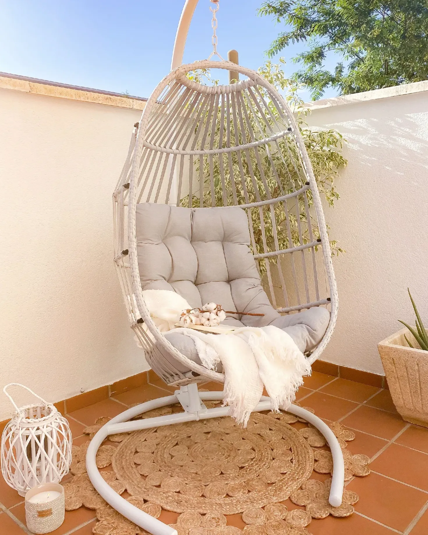 Poltrona sospesa con supporto da pavimento SESIA Rattan sintetico (PE) Grigio chiaro