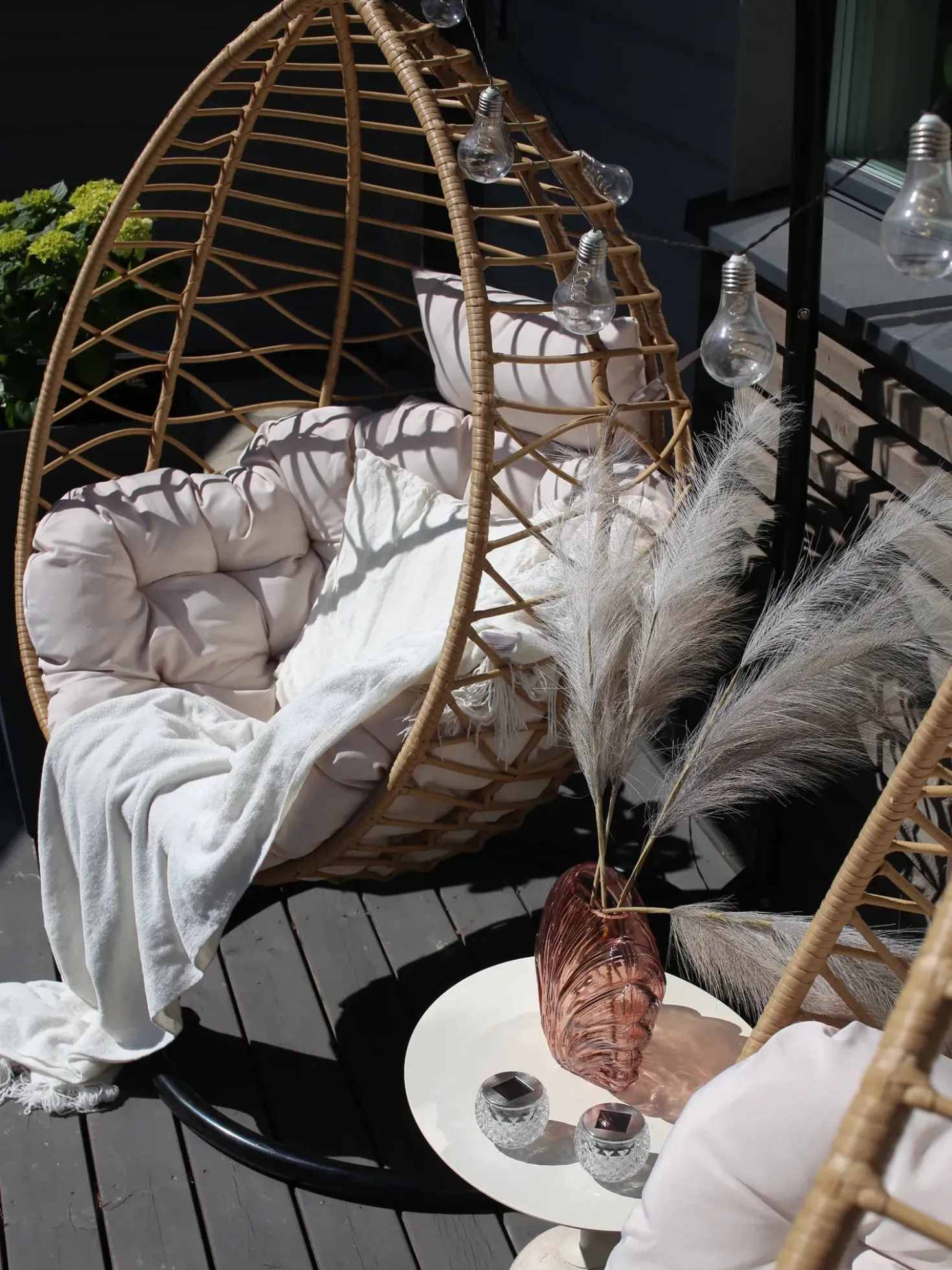 Poltrona sospesa con supporto da pavimento ARSITA Rattan sintetico (PE) Naturale