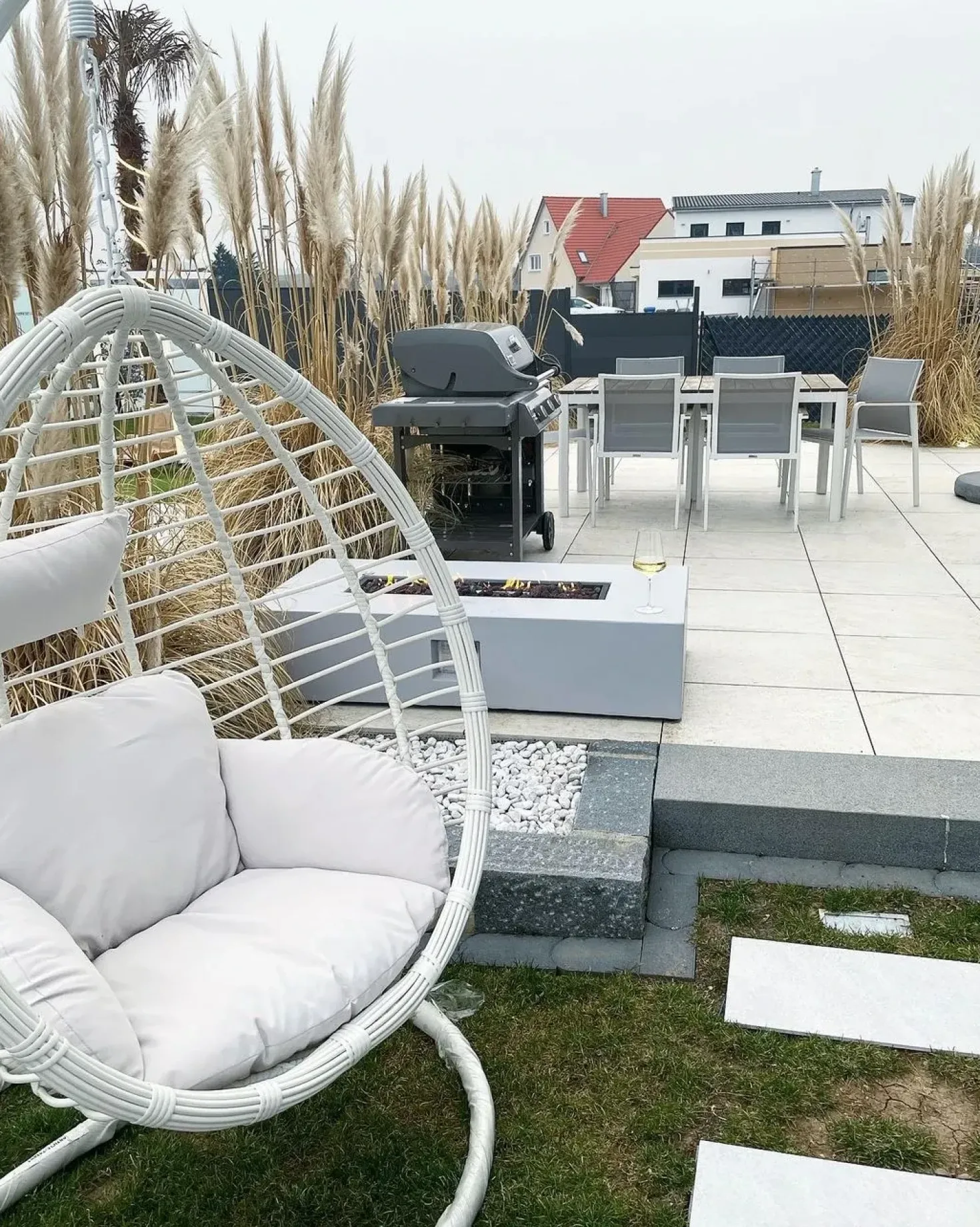 Poltrona sospesa con supporto da pavimento FANO Rattan sintetico (PE) Bianco