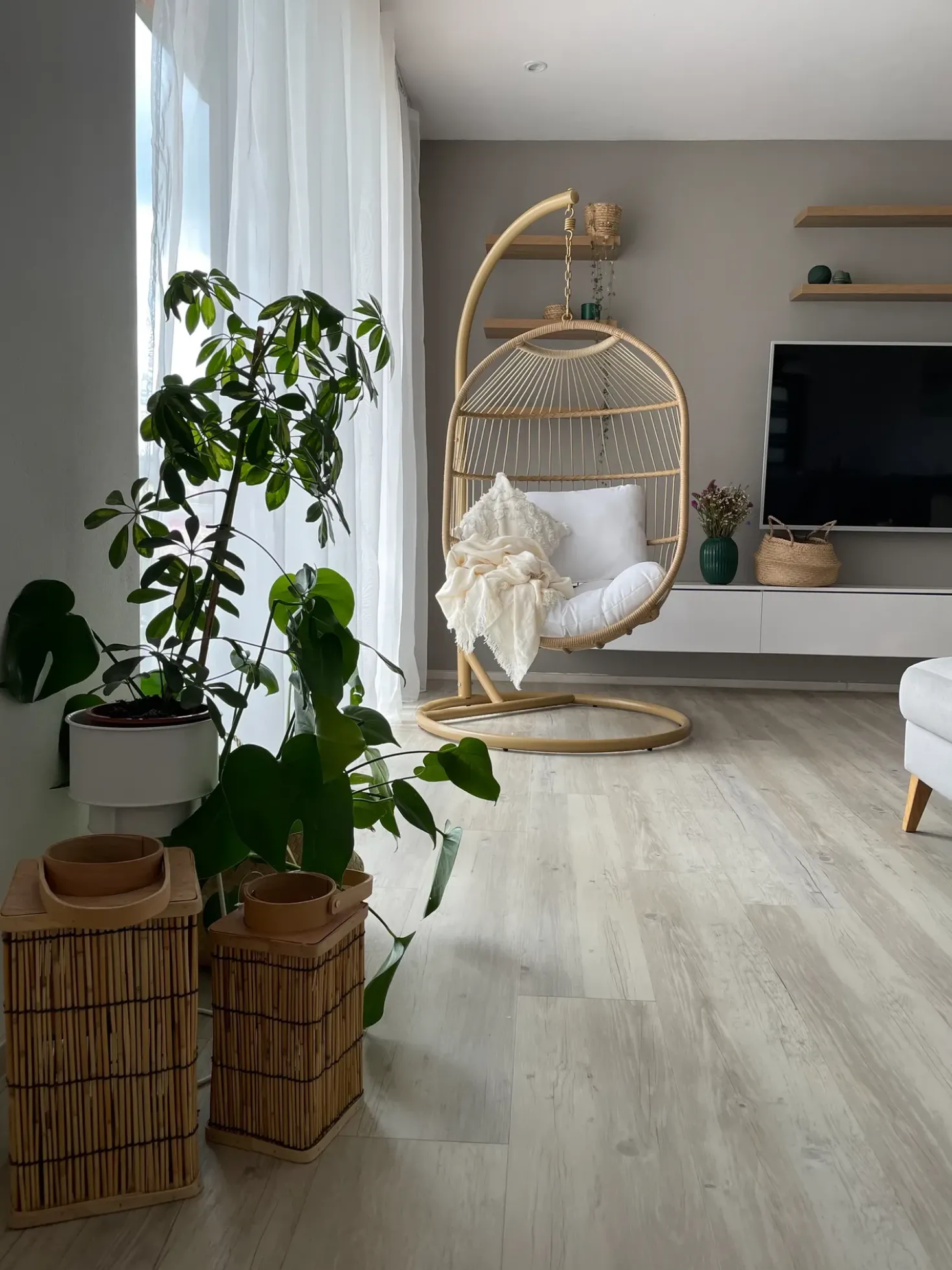 Poltrona sospesa con supporto da pavimento ALBA Rattan sintetico (PE) Naturale