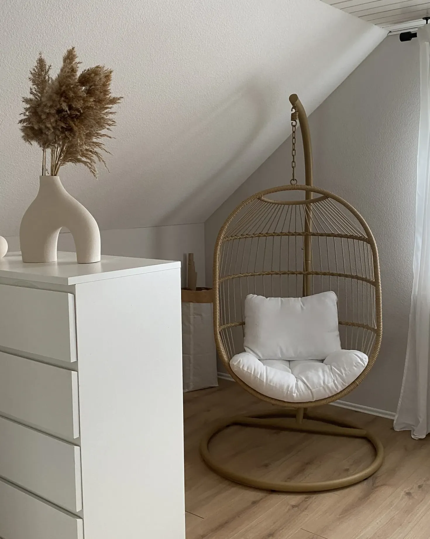 Poltrona sospesa con supporto da pavimento ALBA Rattan sintetico (PE) Naturale