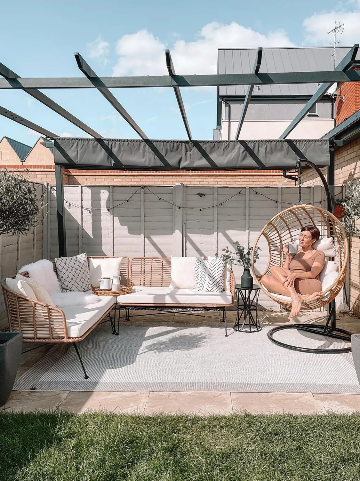 Poltrona sospesa con supporto da pavimento ASPIO Rattan sintetico (PE) Naturale