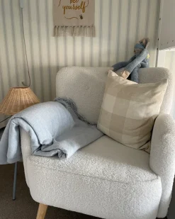 Poltrona TUMBA con poggiapiedi Bouclé Bianco
