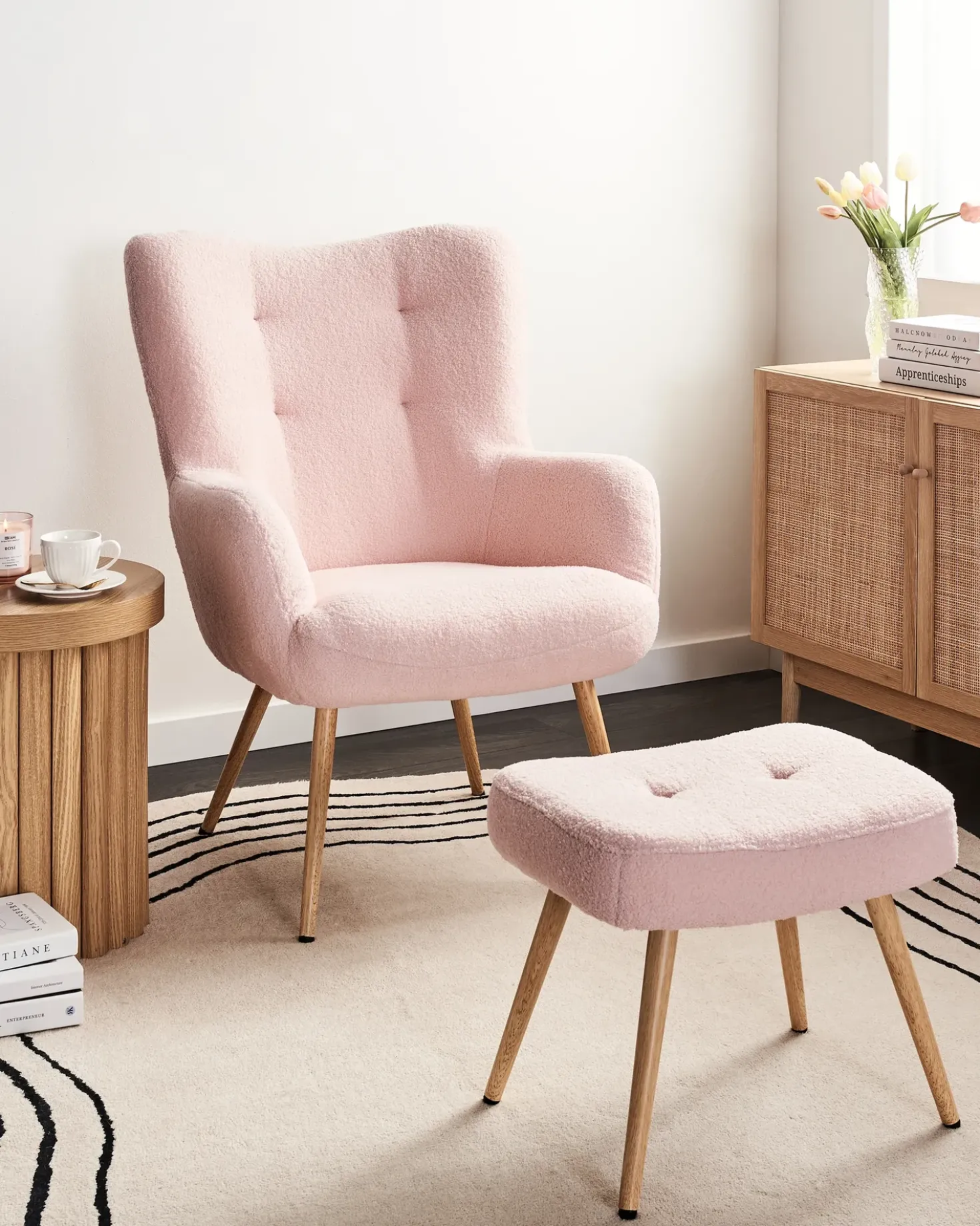 Poltrona Wingback VEJLE con poggiapiedi Bouclé Rosa pastello