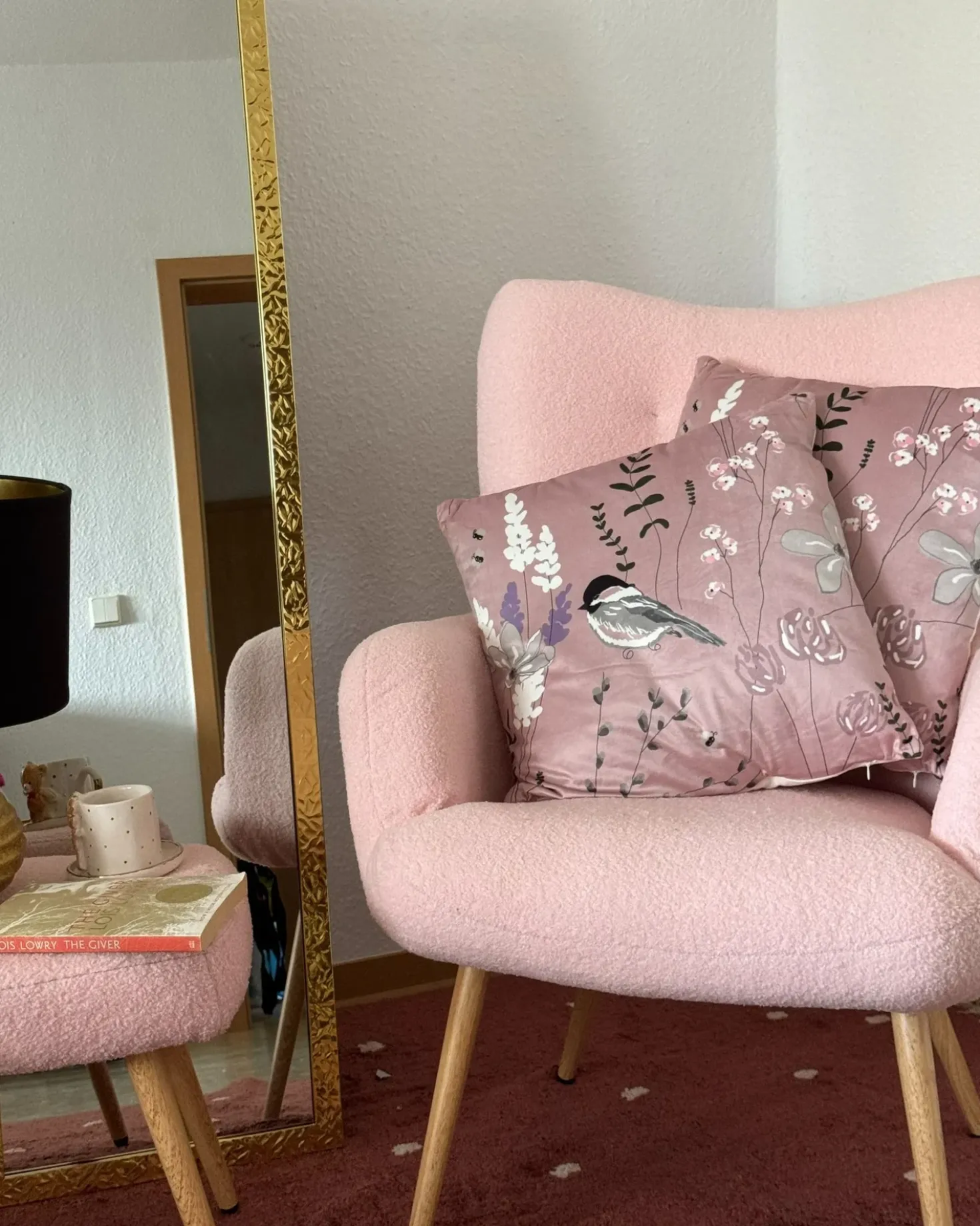 Poltrona Wingback VEJLE con poggiapiedi Bouclé Rosa pastello