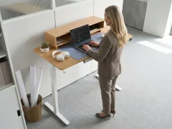 Scrivania elettrica regolabile in altezza LUCAMA Marrone chiaro/Bianco 120 cm 60 cm con porta USB