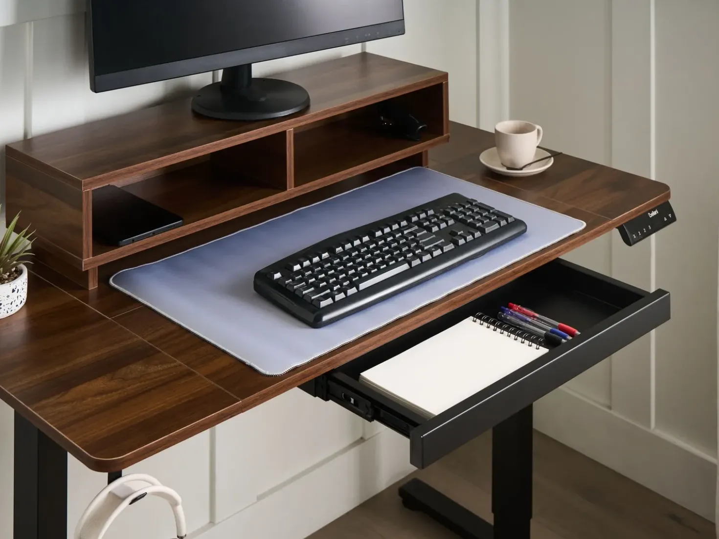 Scrivania elettrica regolabile in altezza LUCAMA Marrone/Nero 120 cm 60 cm con porta USB