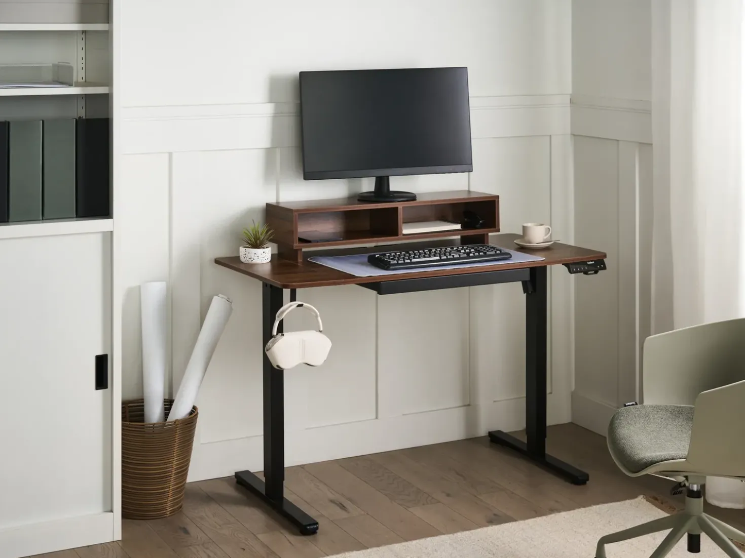 Scrivania elettrica regolabile in altezza LUCAMA Marrone/Nero 120 cm 60 cm con porta USB