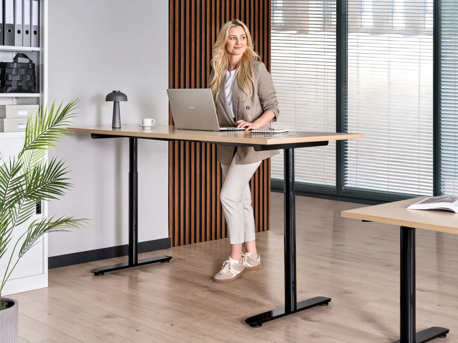 Scrivania elettrica regolabile in altezza DESTINAS Nero/Marrone chiaro 180 cm 72 cm