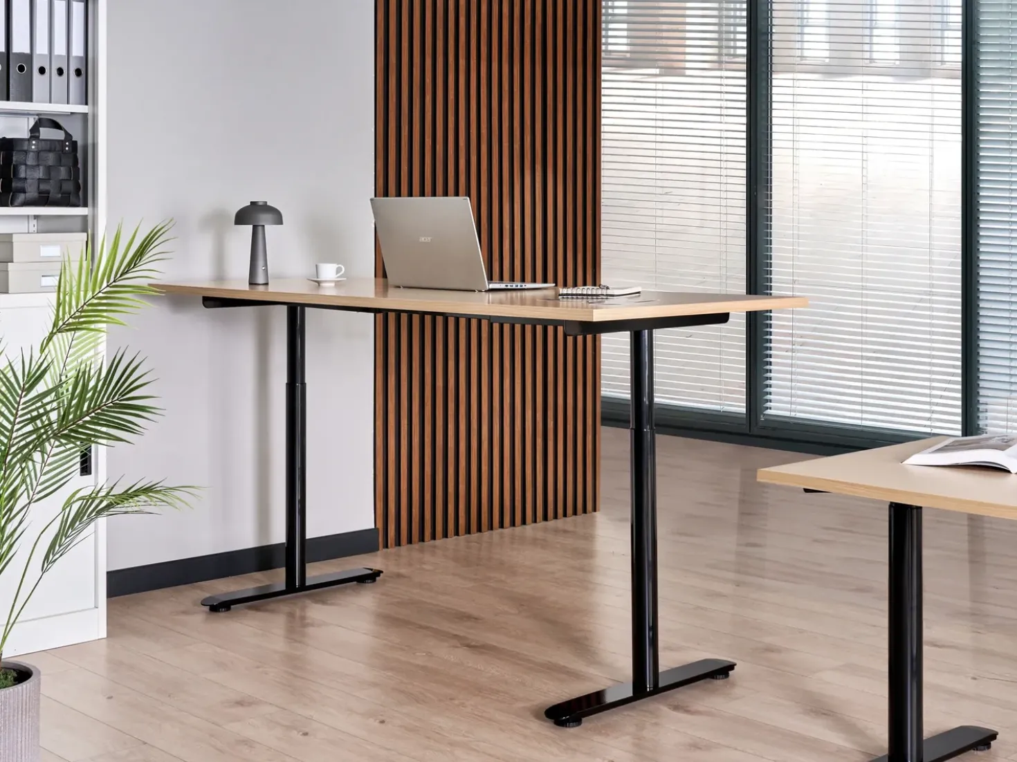 Scrivania elettrica regolabile in altezza DESTINAS Nero/Marrone chiaro 180 cm 72 cm