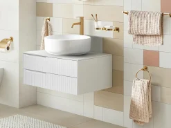 Set di 6 accessori da bagno POCONE con barre e ganci per asciugamani Oro