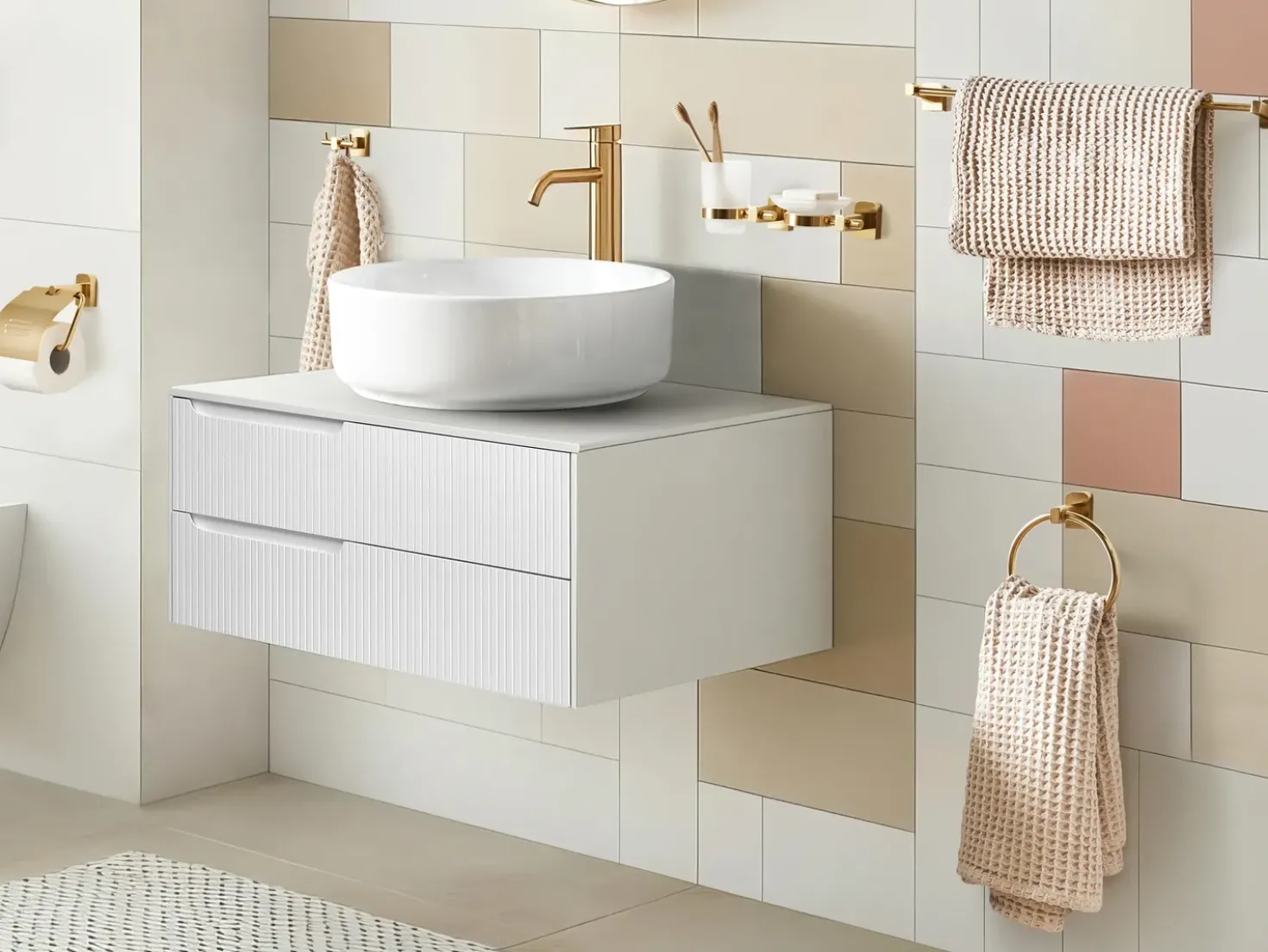 Set di 6 accessori da bagno POCONE con barre e ganci per asciugamani Oro