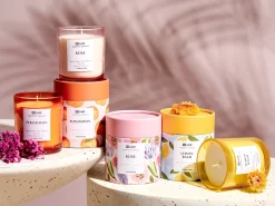 Set di 3 Candele Profumate COLORFUL BARREL Cera di Soia Note orientali Note di erba Note floreali