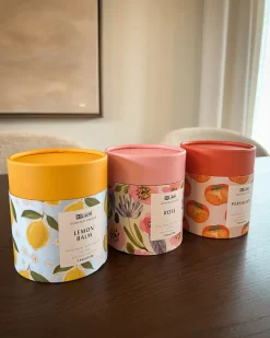 Set di 3 Candele Profumate COLORFUL BARREL Cera di Soia Note orientali Note di erba Note floreali