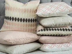 Set di 2 cuscini GAURA 45 x 45 cm Beige chiaro Tinta unita