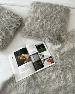 Set di 2 cuscini LUBHA Finta pelliccia 42 x 42 cm Grigio chiaro Tinta unita