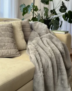 Set di 2 cuscini PUMILA Finta pelliccia 45 x 45 cm Grigio chiaro A strisce