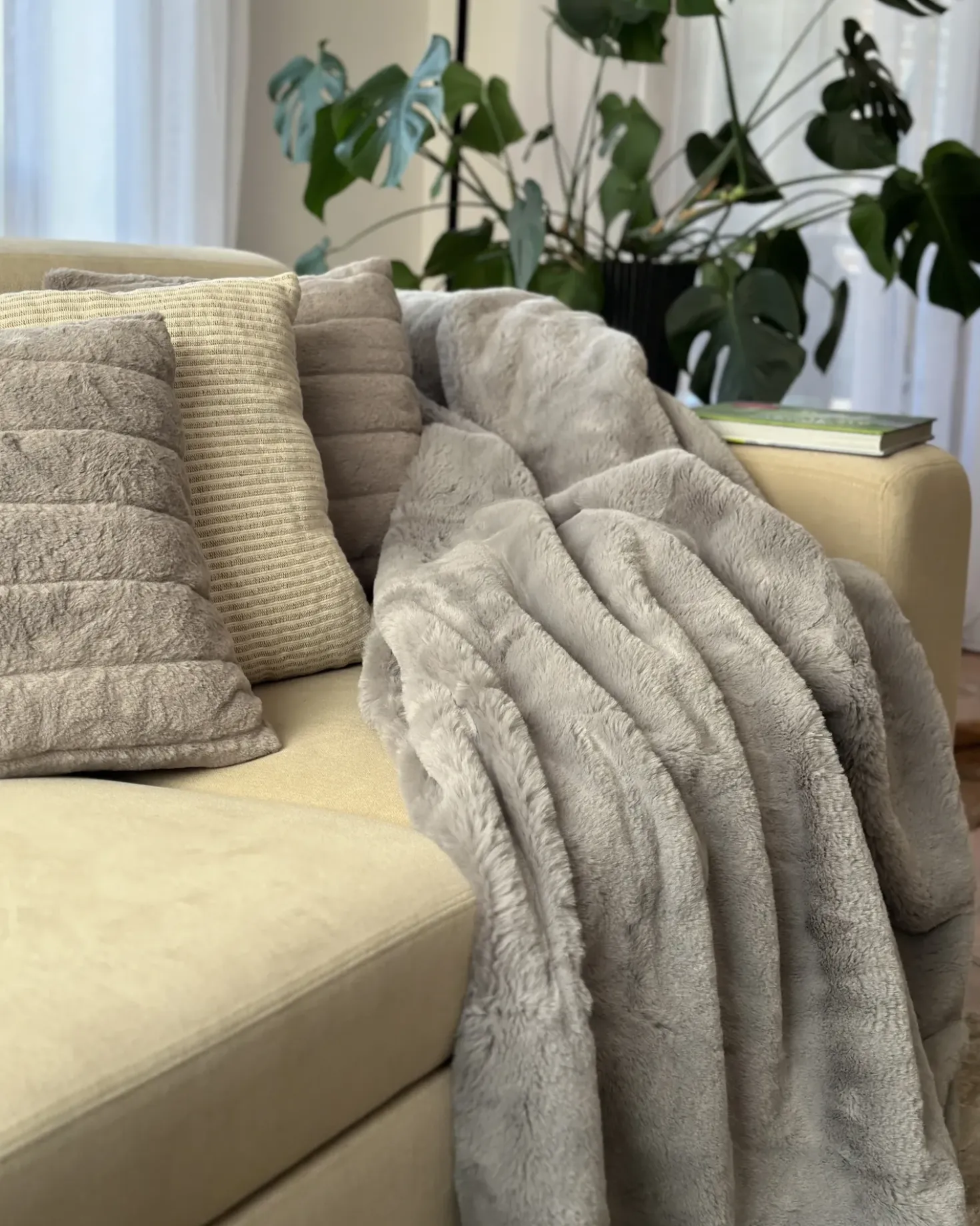 Set di 2 cuscini PUMILA Finta pelliccia 45 x 45 cm Grigio chiaro A strisce