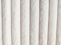Set di 2 cuscini RAKYA Finta pelliccia 45 x 45 cm Beige chiaro A strisce