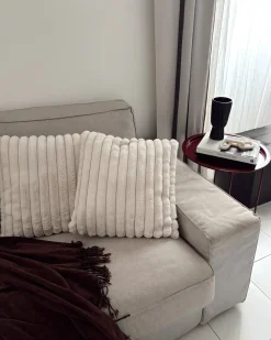 Set di 2 cuscini RAKYA Finta pelliccia 45 x 45 cm Beige chiaro A strisce