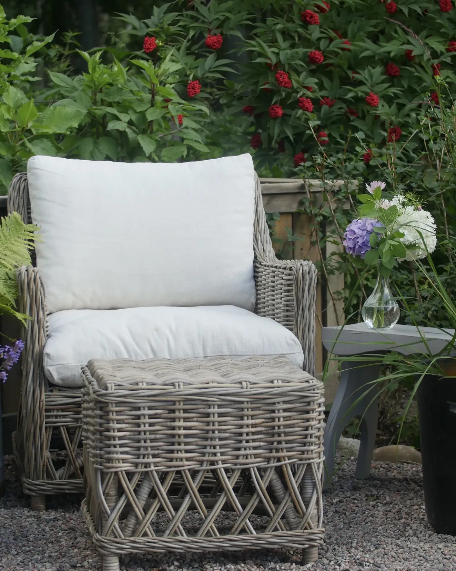 Set di 2 poltrone da giardino con cuscini RIBOLLA con poggiapiedi Rattan Naturale