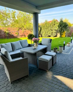 Set salotto da giardino con tavolo e pouf 5 posti FONTI con cuscini Rattan sintetico (PE) Tortora