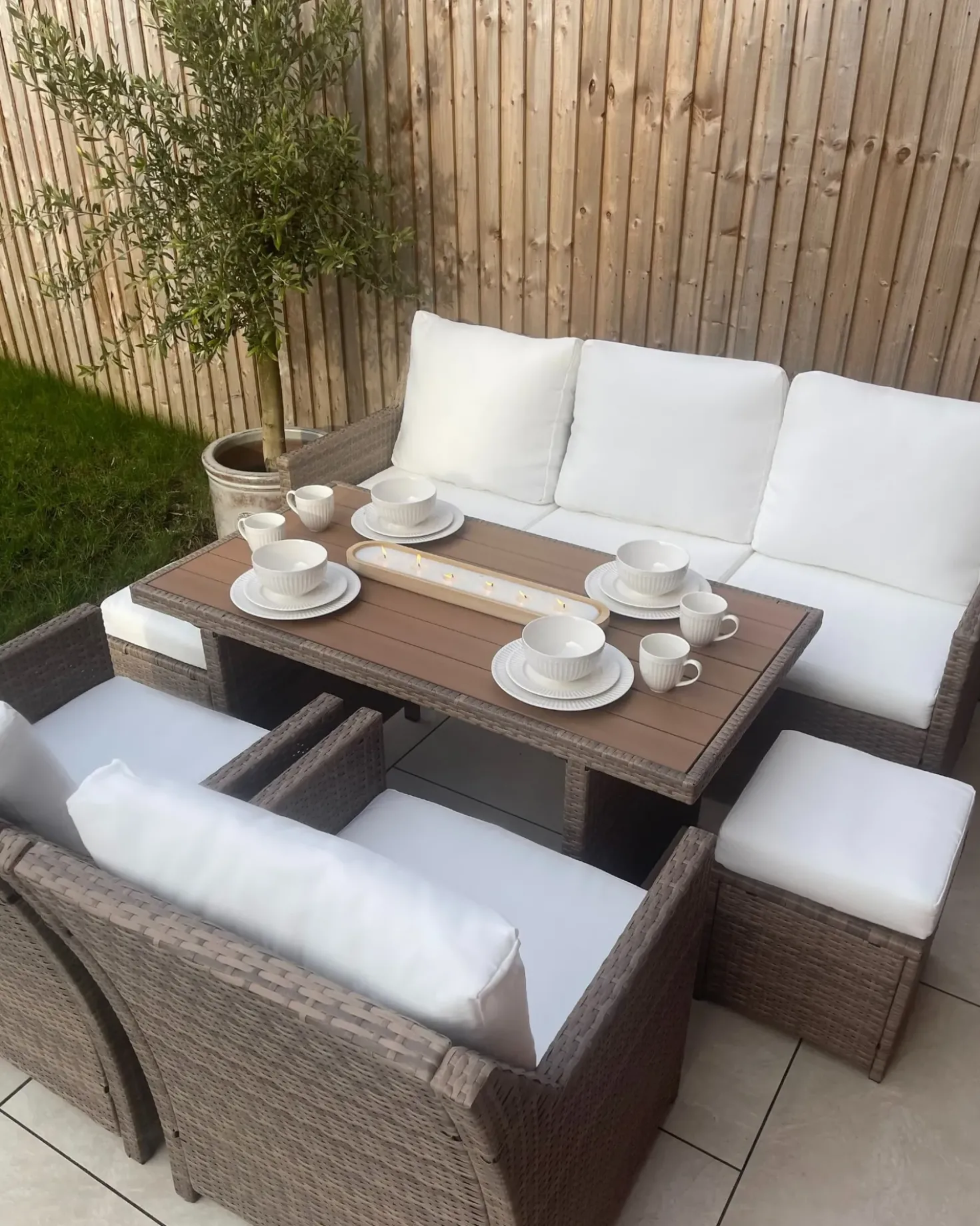 Set salotto da giardino con tavolo e pouf 5 posti FONTI con cuscini Rattan sintetico (PE) Marrone
