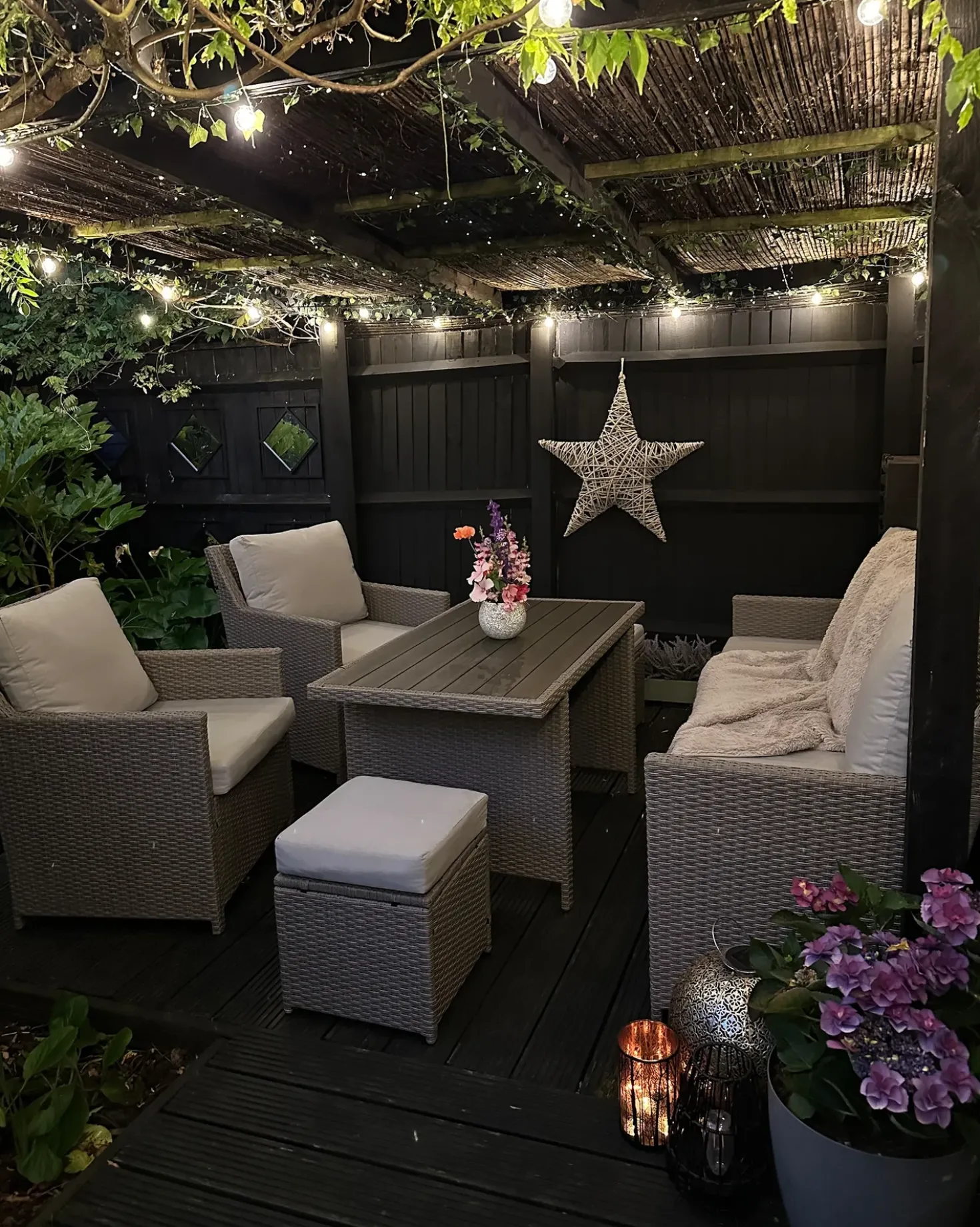 Set salotto da giardino con tavolo e pouf 5 posti FONTI con cuscini Rattan sintetico (PE) Marrone