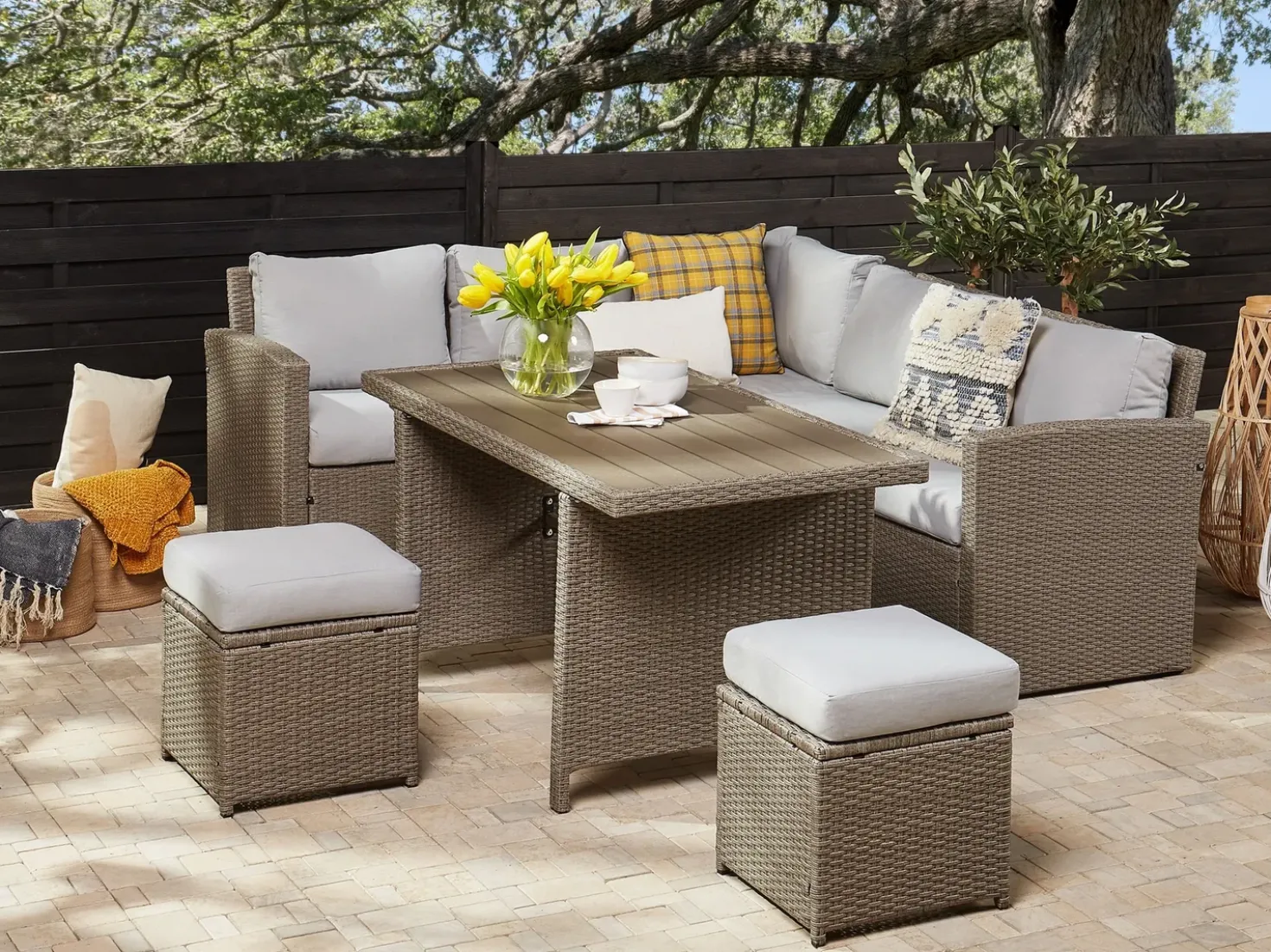 Set salotto da giardino con tavolo e pouf 5 posti BARDI con cuscini Rattan sintetico (PE) Tortora