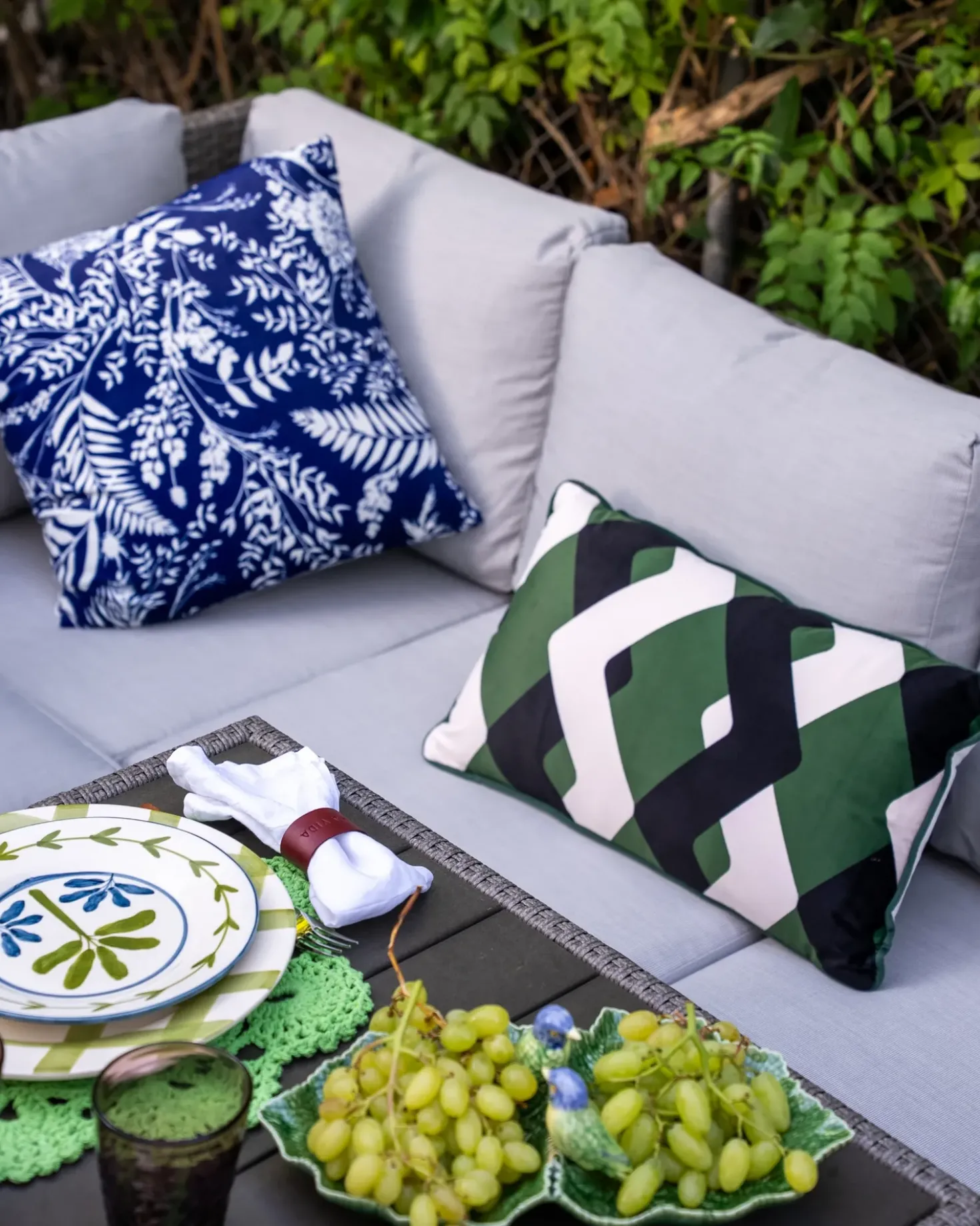 Set salotto da giardino con tavolo e pouf 5 posti BARDI con cuscini Rattan sintetico (PE) Tortora