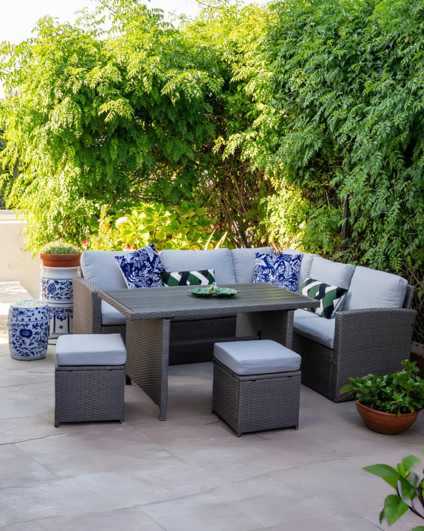 Set salotto da giardino con tavolo e pouf 5 posti BARDI con cuscini Rattan sintetico (PE) Tortora