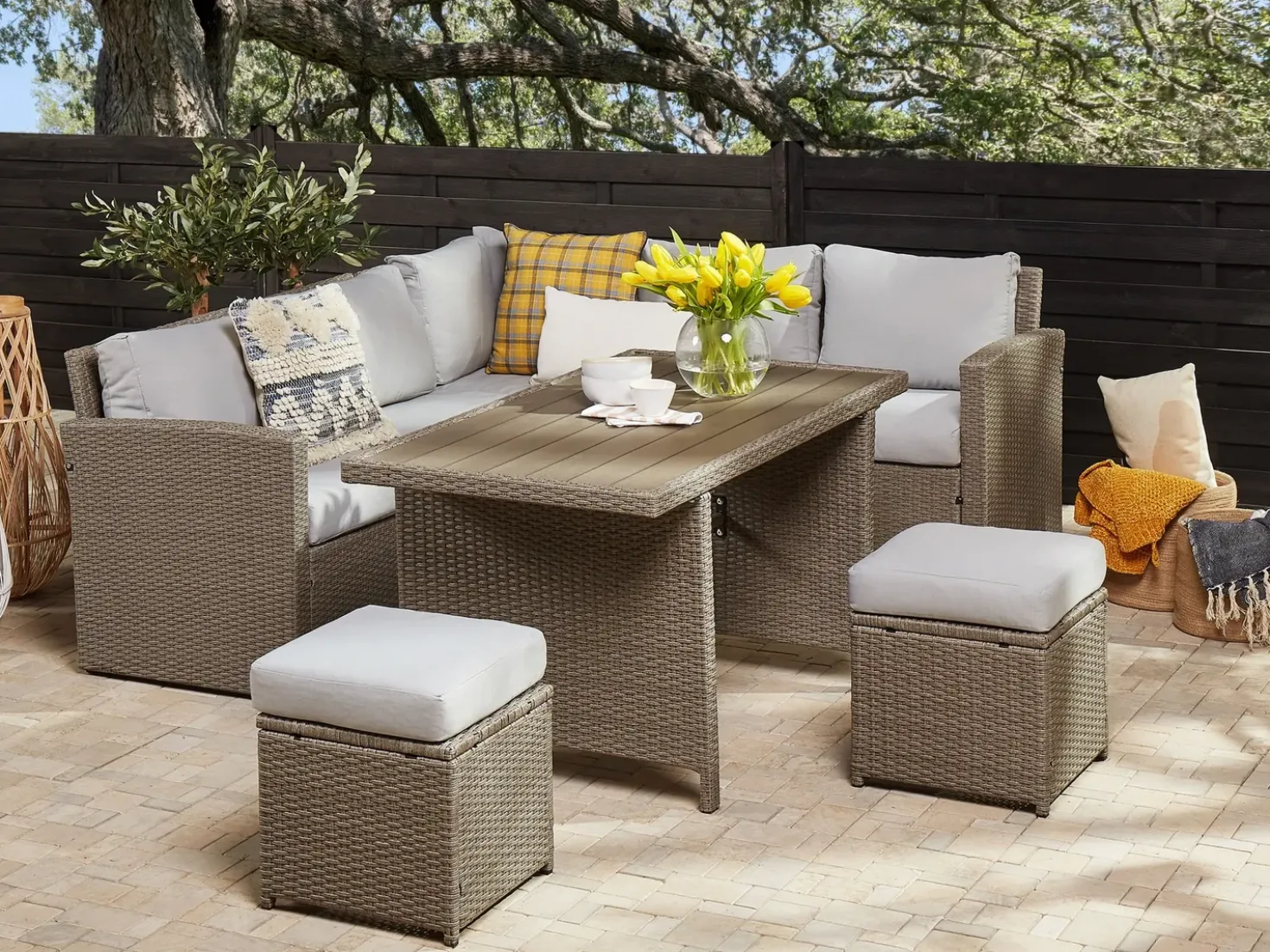 Set salotto da giardino con tavolo e pouf 5 posti BARDI con cuscini Rattan sintetico (PE) Tortora