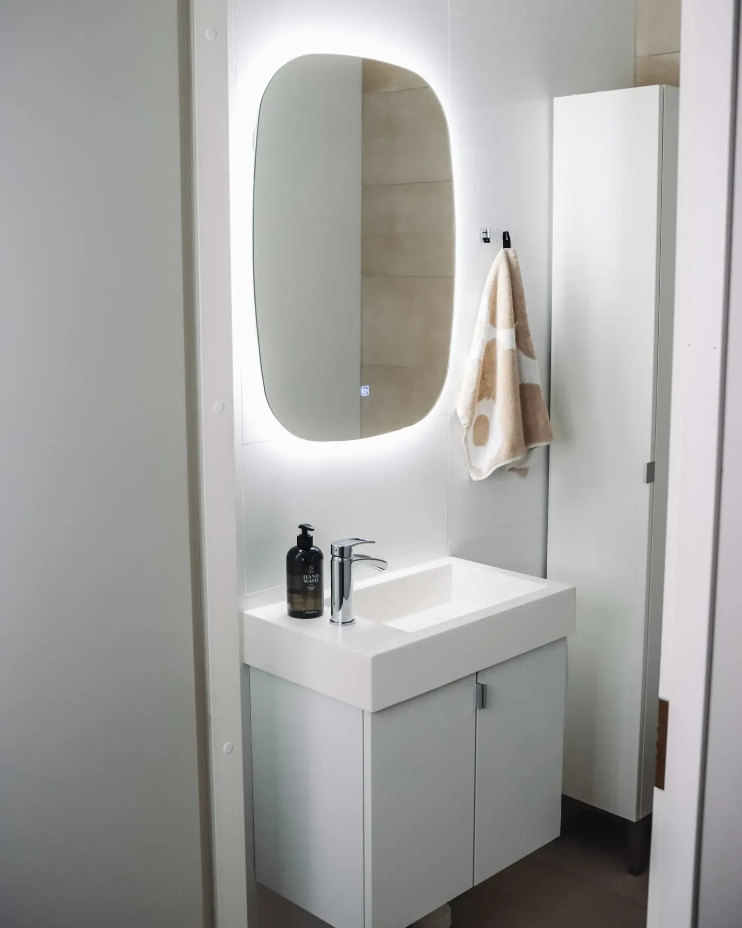 Specchio da bagno con luce LED BERGERAC 58 cm 78 cm Argento