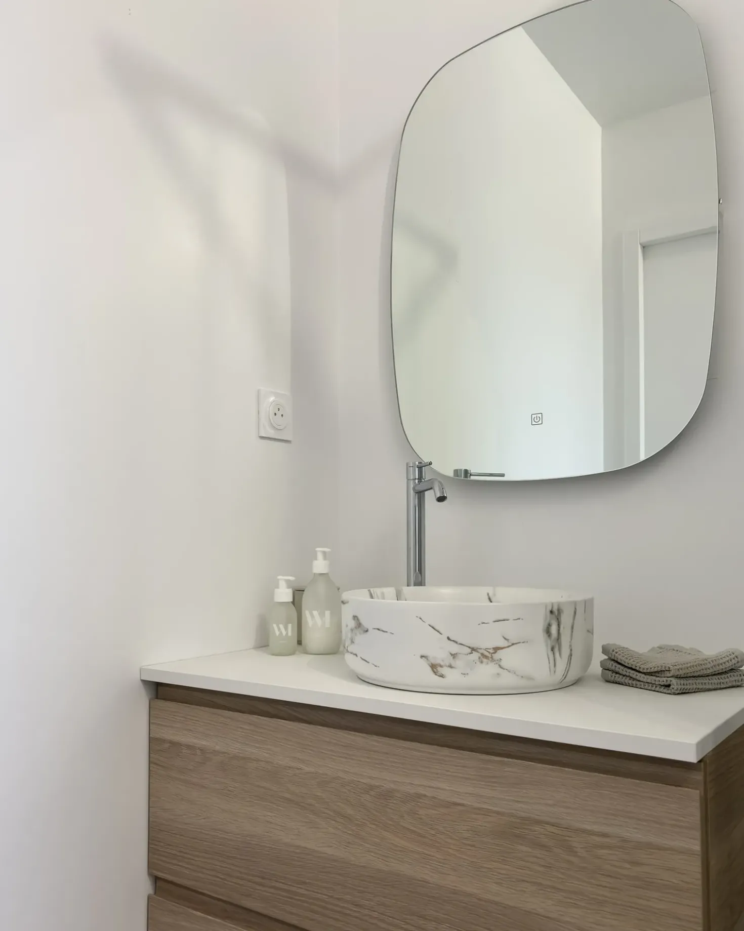 Specchio da bagno con luce LED BERGERAC 58 cm 78 cm Argento