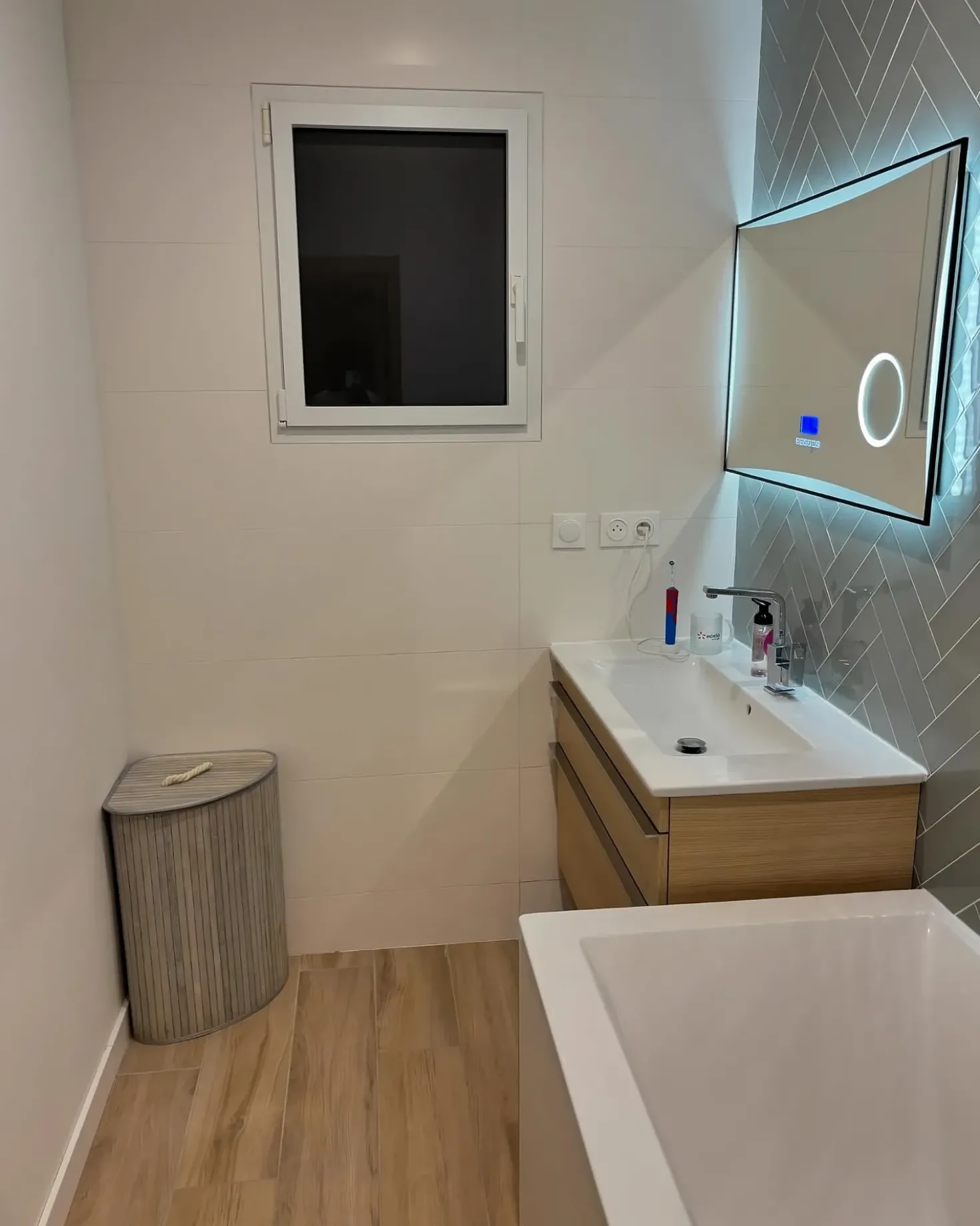 Specchio da bagno con luce LED ONLAY 100 cm 60 cm Argento